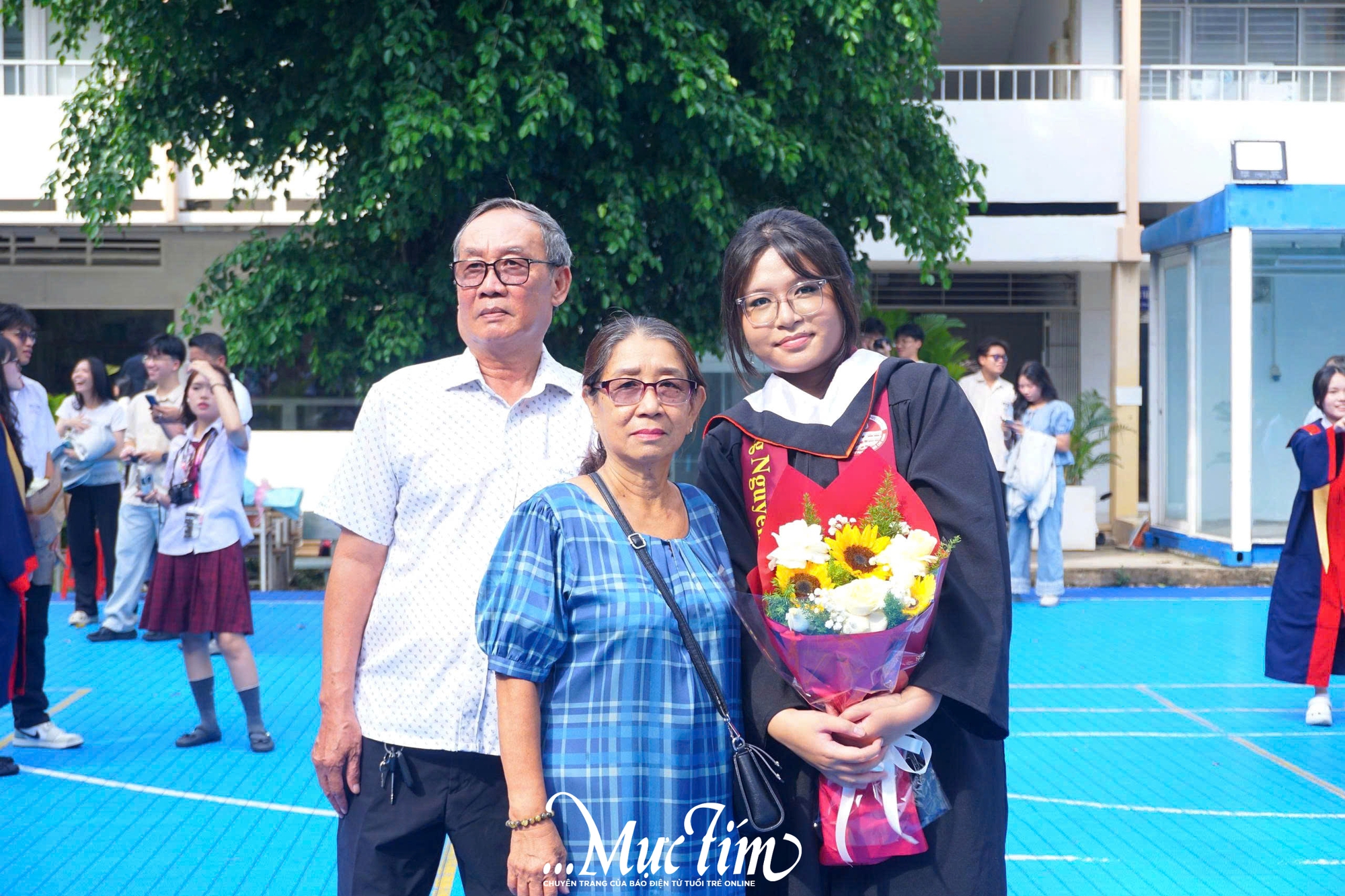 Những khung hình ấm áp ngày ra trường của teen 'nhà J' - Ảnh 3.