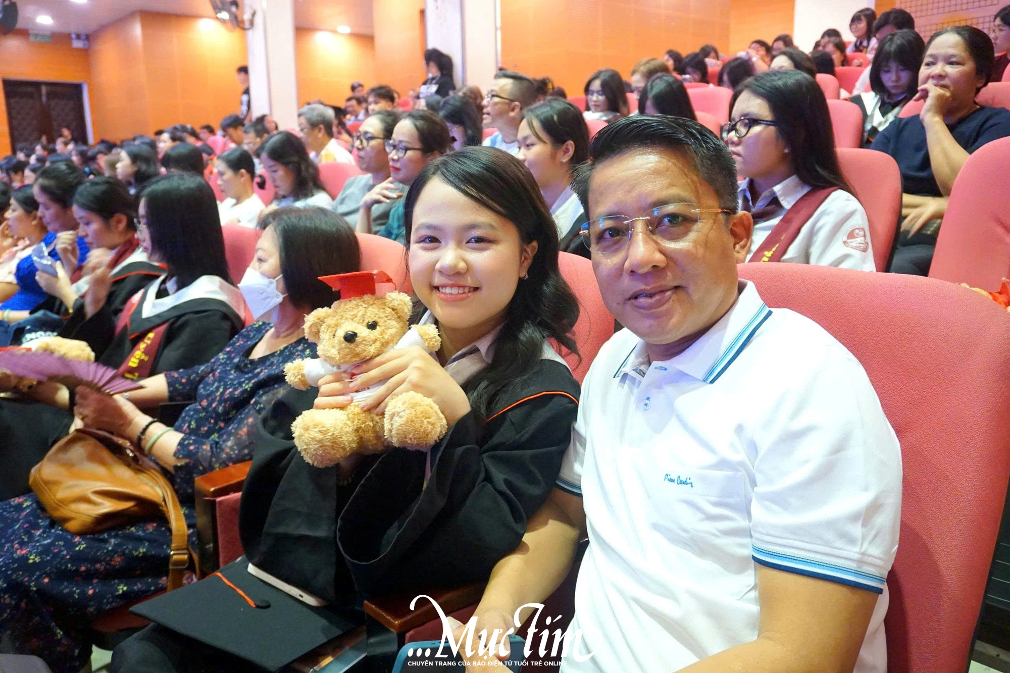 Những khung hình ấm áp ngày ra trường của teen 'nhà J' - Ảnh 5.