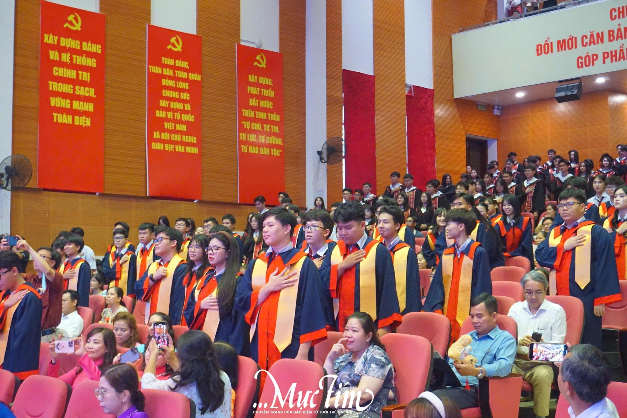 Những khung hình ấm áp ngày ra trường của teen 'nhà J' - Ảnh 6.