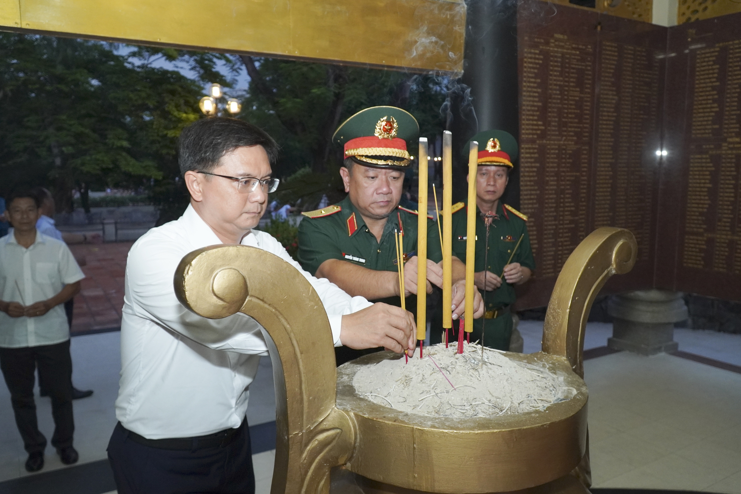 Khảo sát vị trí có thể là nơi chôn tập thể liệt sĩ hy sinh năm 1968 tại công viên Lê Thị Riêng - Ảnh 1.