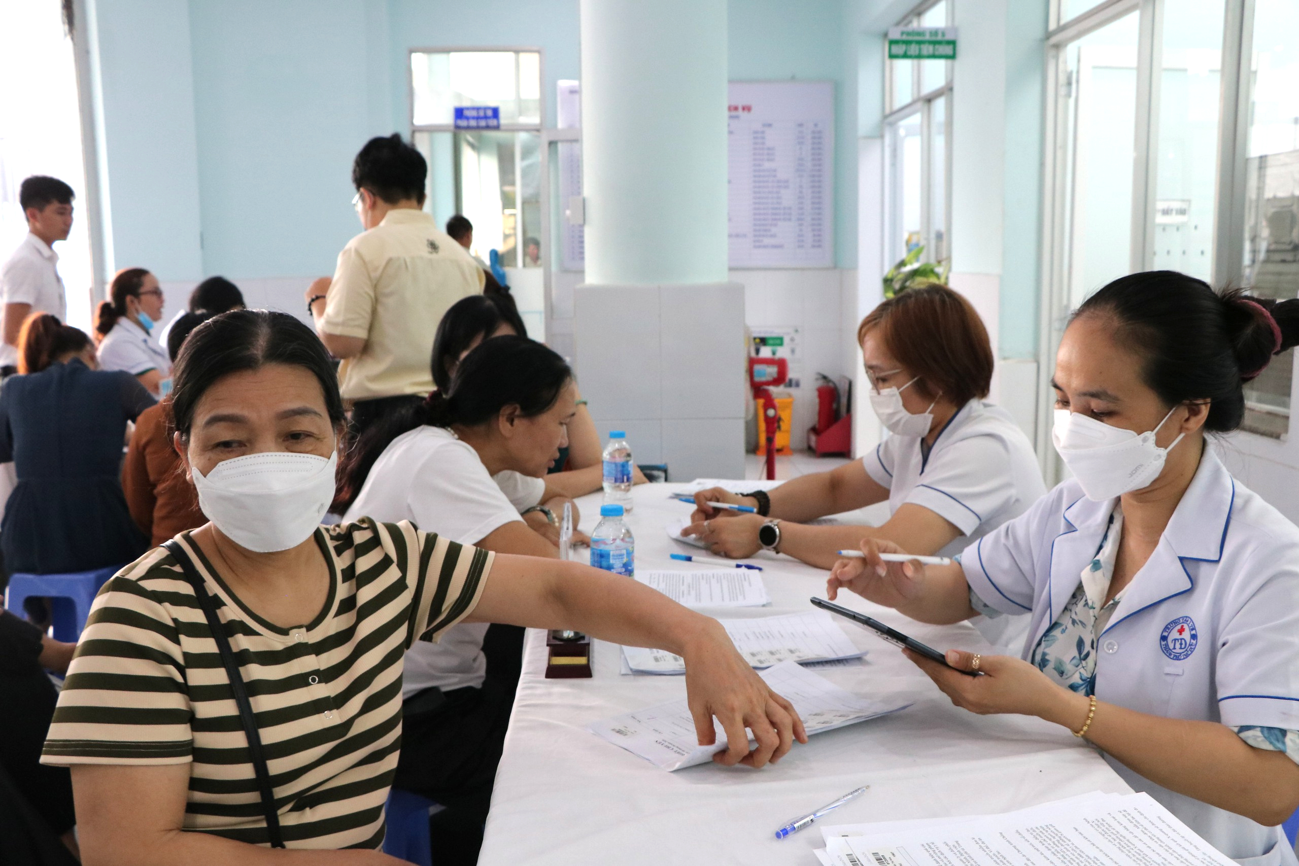 TP.HCM đề xuất bổ sung hơn 1.800 nhân viên y tế cho các trạm y tế  - Ảnh 1.
