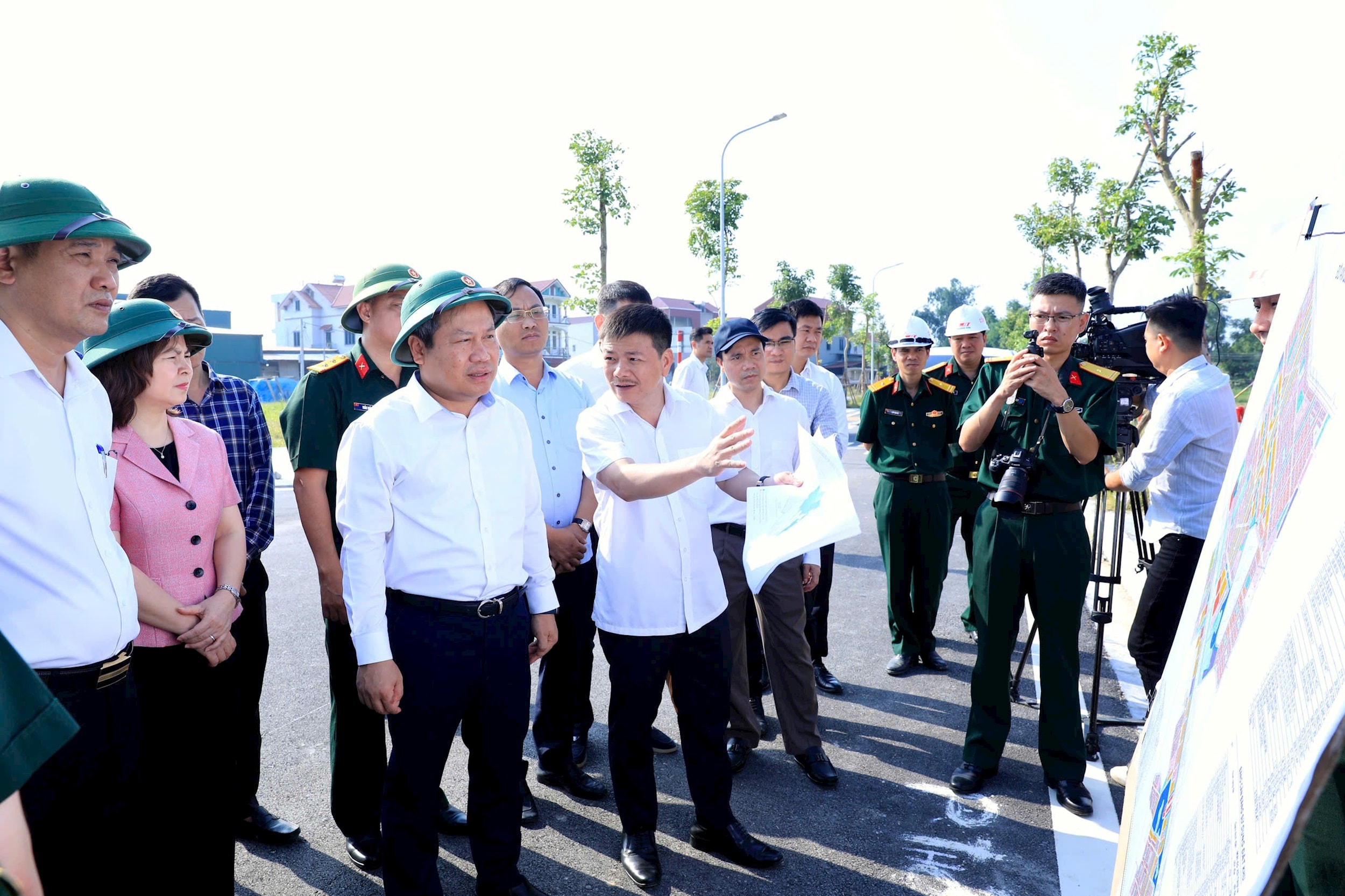 Chủ tịch Hà Nội: Xây dựng các khu tái định cư chất lượng để dân nhìn thấy điều kiện sống mới tốt hơn - Ảnh 1.