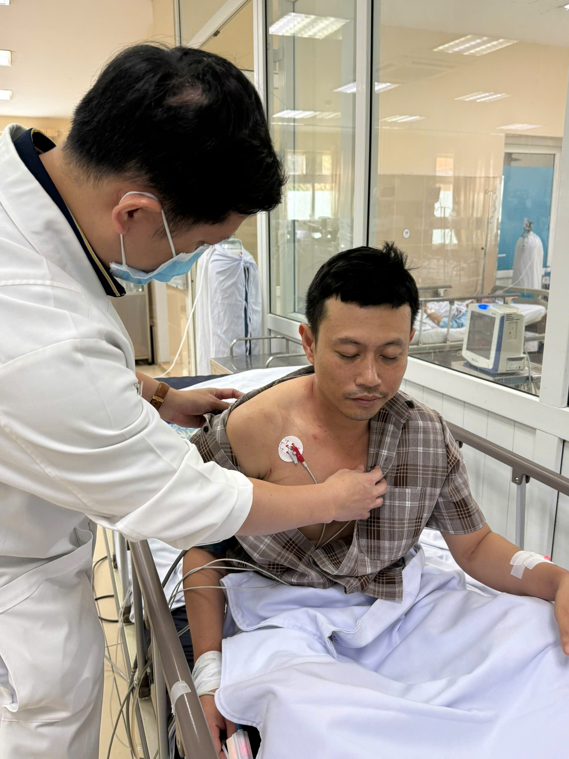 Bị sét đánh khi đang cào nghêu, người đàn ông may mắn thoát chết - Ảnh 1.