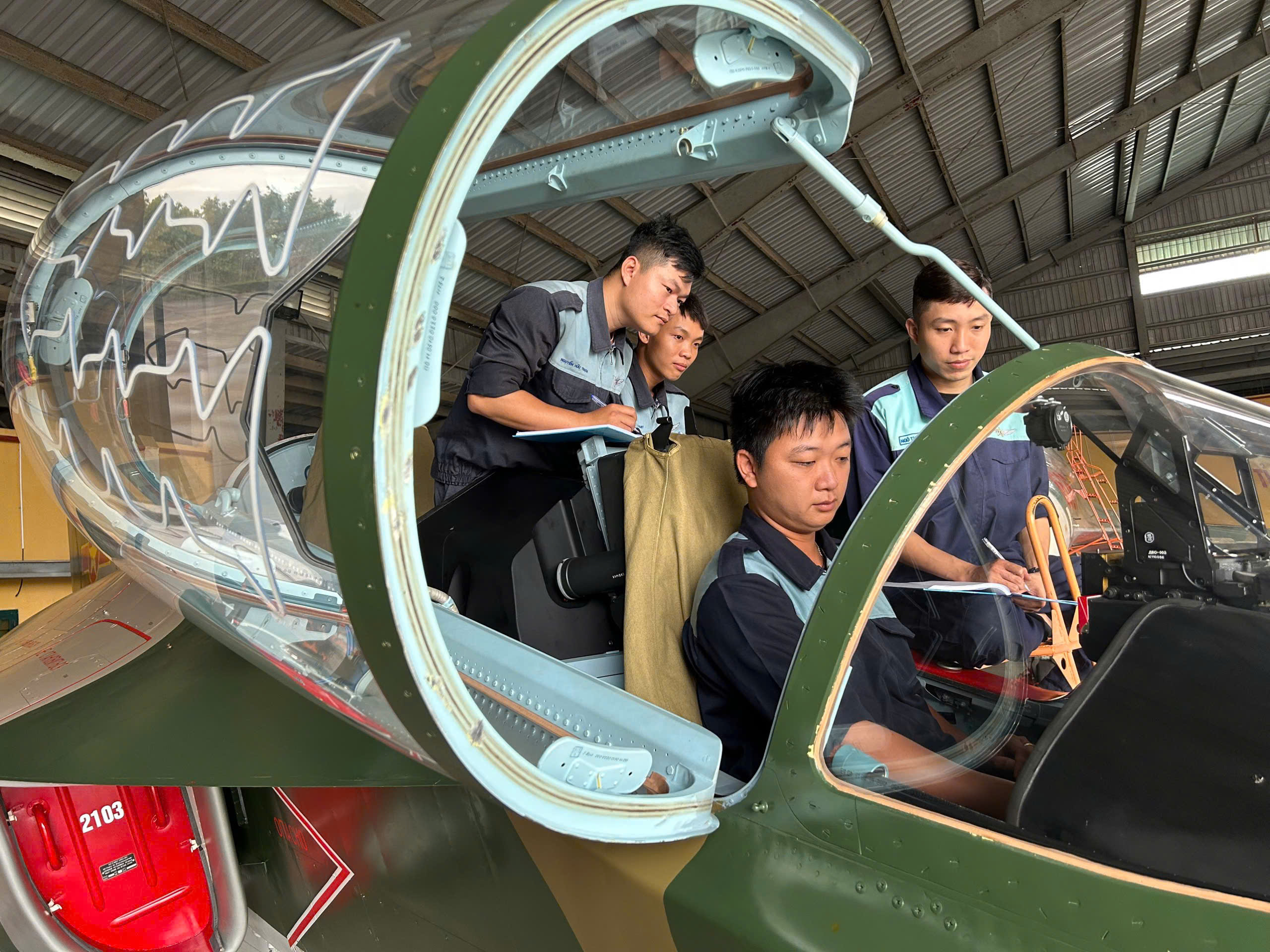Gallery - Unsung aircraft technicians behind every Yak-130 flight in Vietnam - image 1