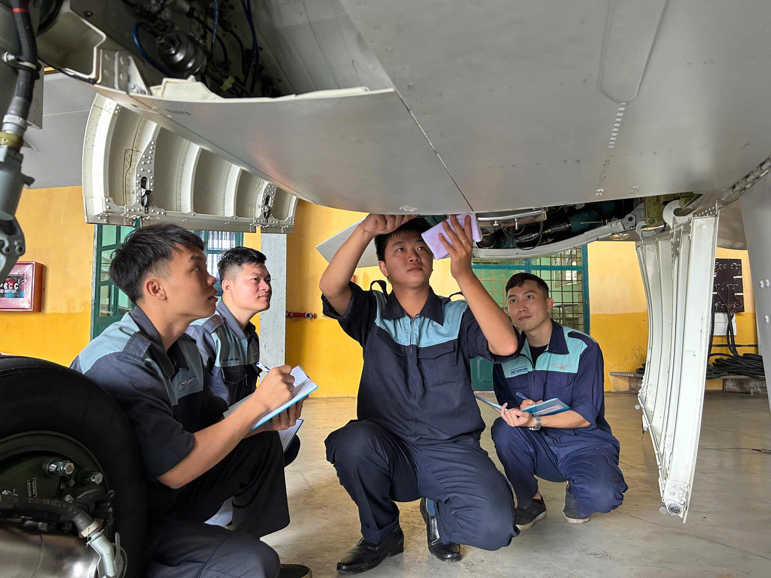 Gallery - Unsung aircraft technicians behind every Yak-130 flight in Vietnam - image 2