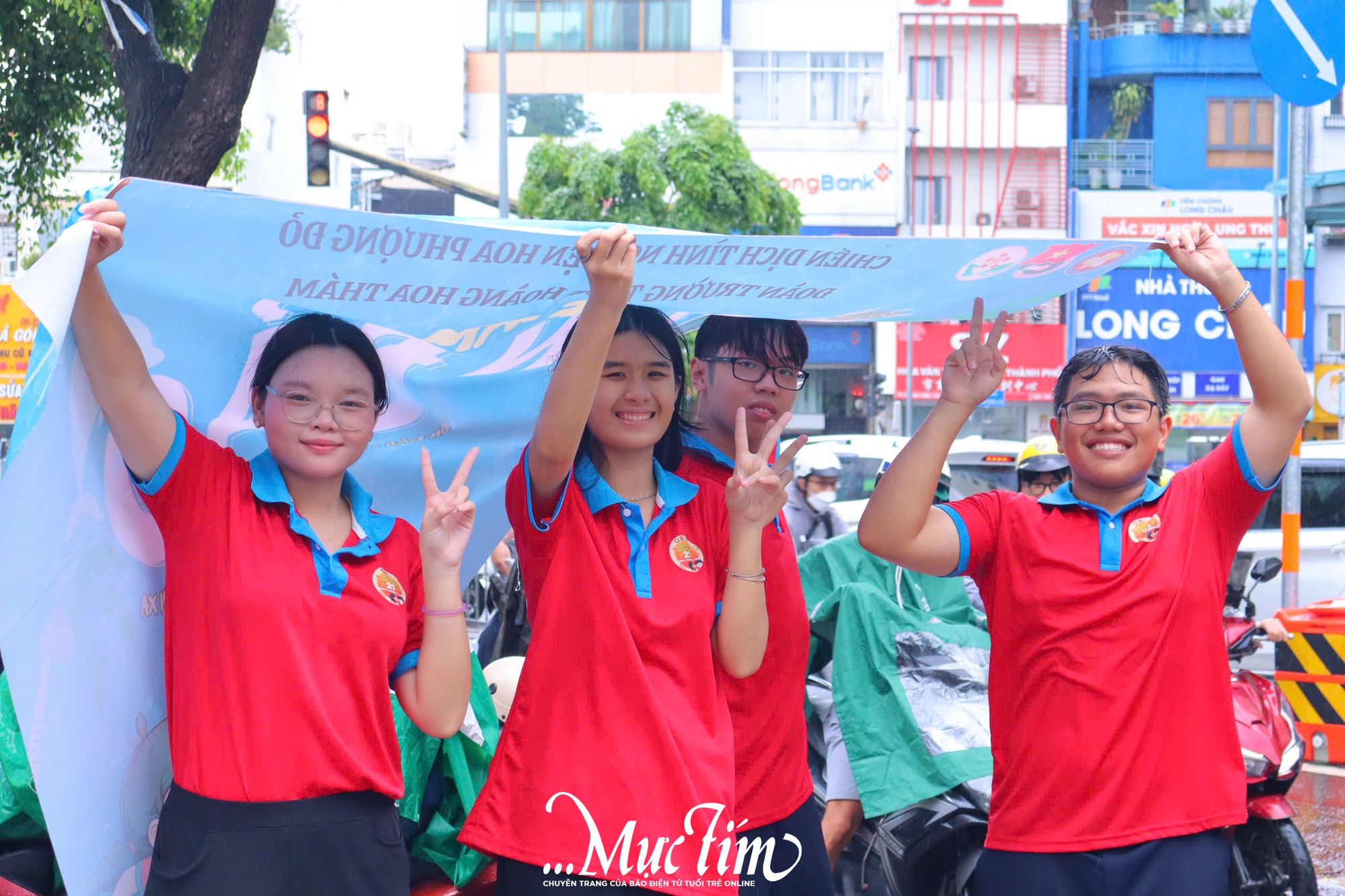 Thí sinh đội mưa đi làm thủ tục thi tốt nghiệp THPT 2025 - Ảnh 11.