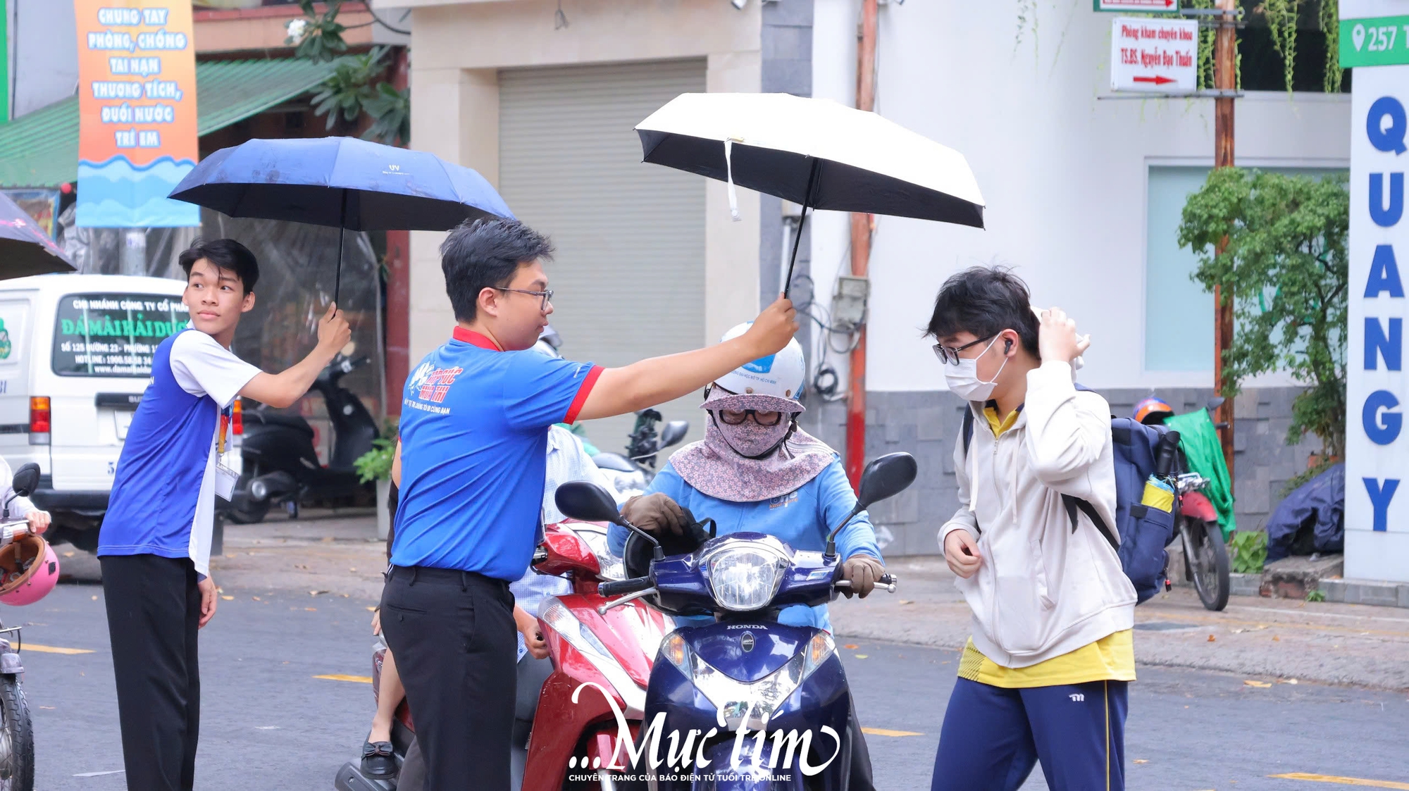 Thí sinh đội mưa đi làm thủ tục thi tốt nghiệp THPT 2025 - Ảnh 17.
