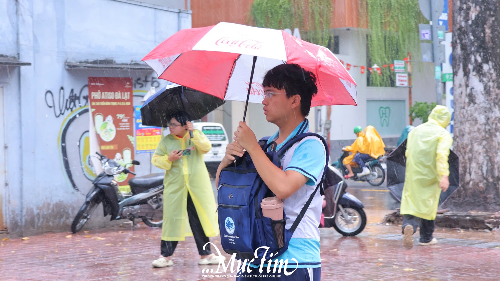 Thí sinh đội mưa đi làm thủ tục thi tốt nghiệp THPT 2025 - Ảnh 20.