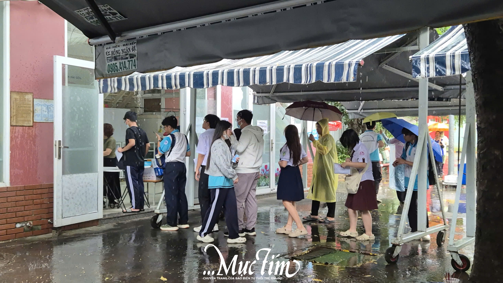 Thí sinh đội mưa đi làm thủ tục thi tốt nghiệp THPT 2025 - Ảnh 22.