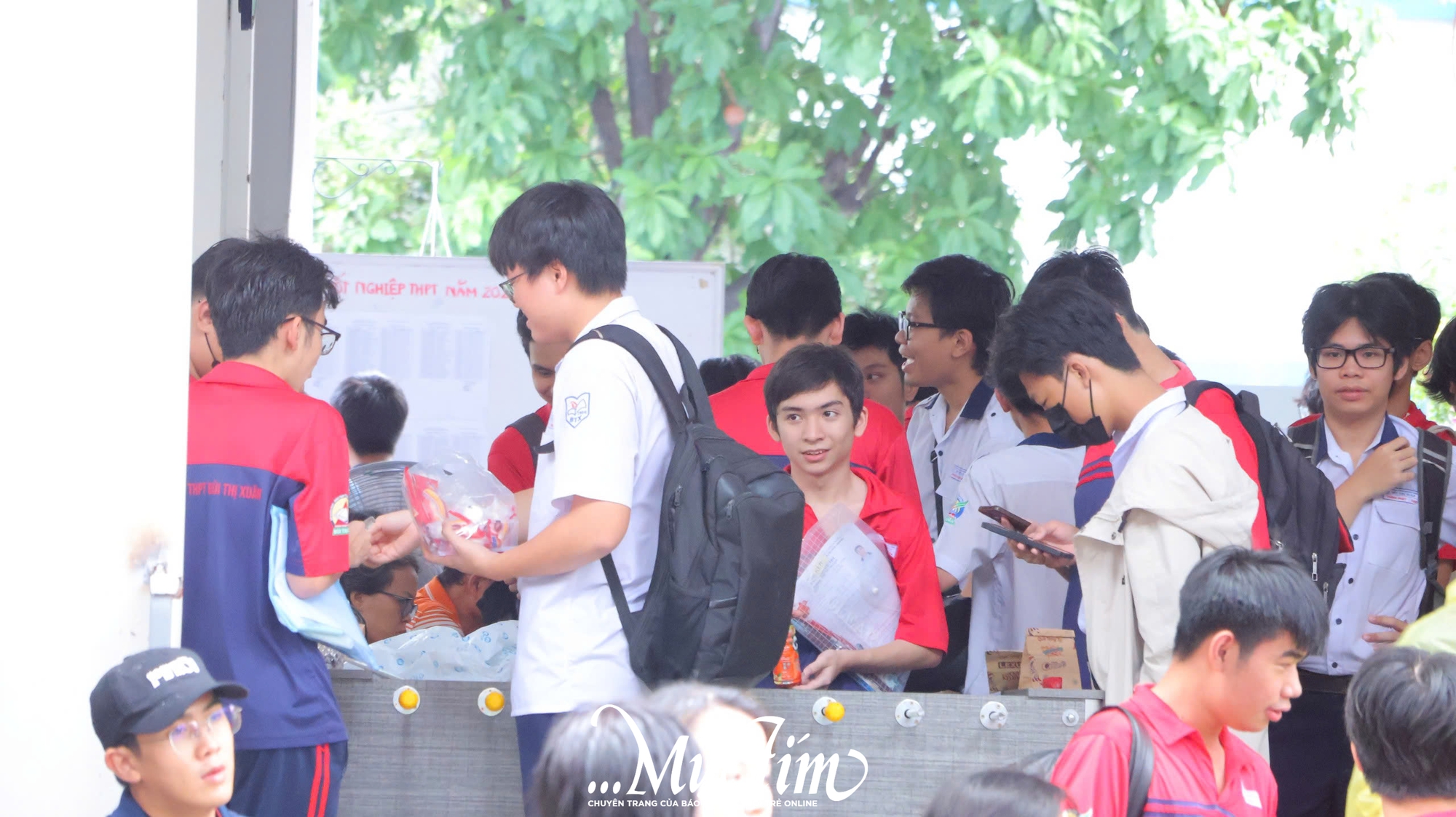 Thí sinh đội mưa đi làm thủ tục thi tốt nghiệp THPT 2025 - Ảnh 23.
