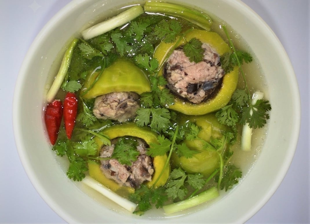 How a Vietnamese mother turns storm-fallen avocados into home-cooked delicacies - Ảnh 5.