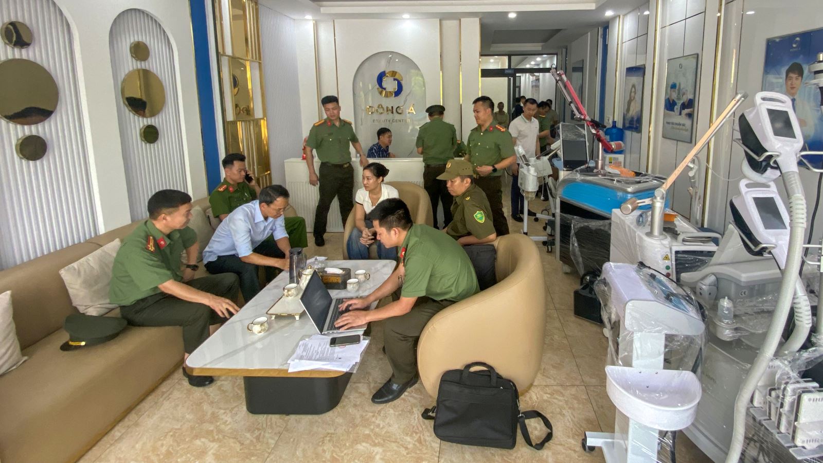 12 người giả bác sĩ lừa khách hàng: Có người mới học hết lớp 9, làm shipper vẫn tham gia 'điều trị' - Ảnh 3.