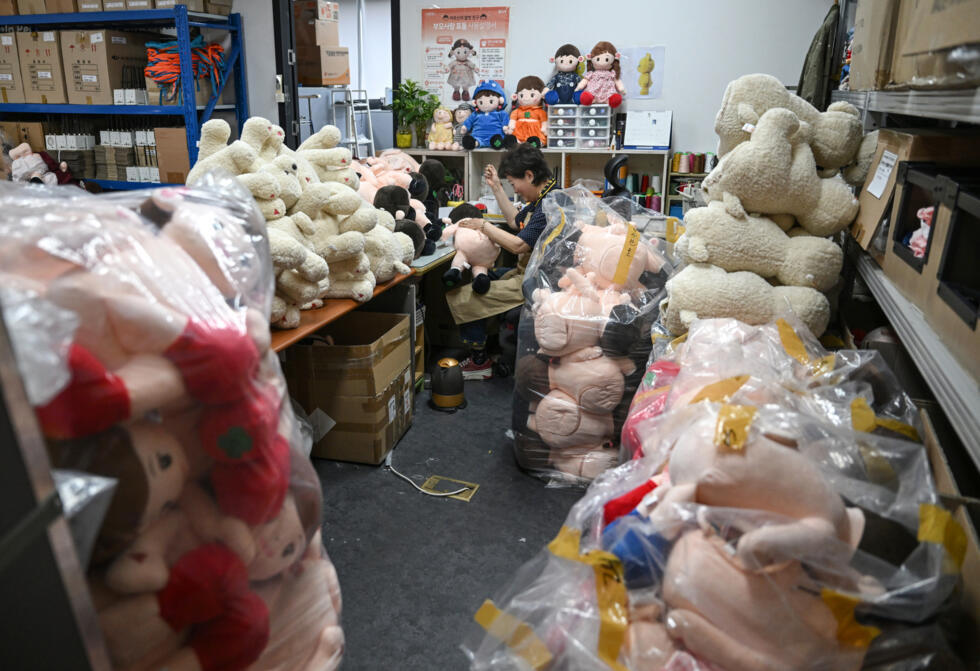 In ageing South Korea, AI dolls care for the elderly - Ảnh 6.