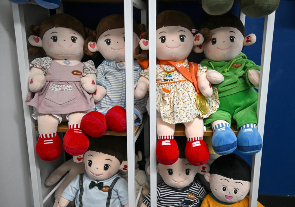 In ageing South Korea, AI dolls care for the elderly - Ảnh 4.