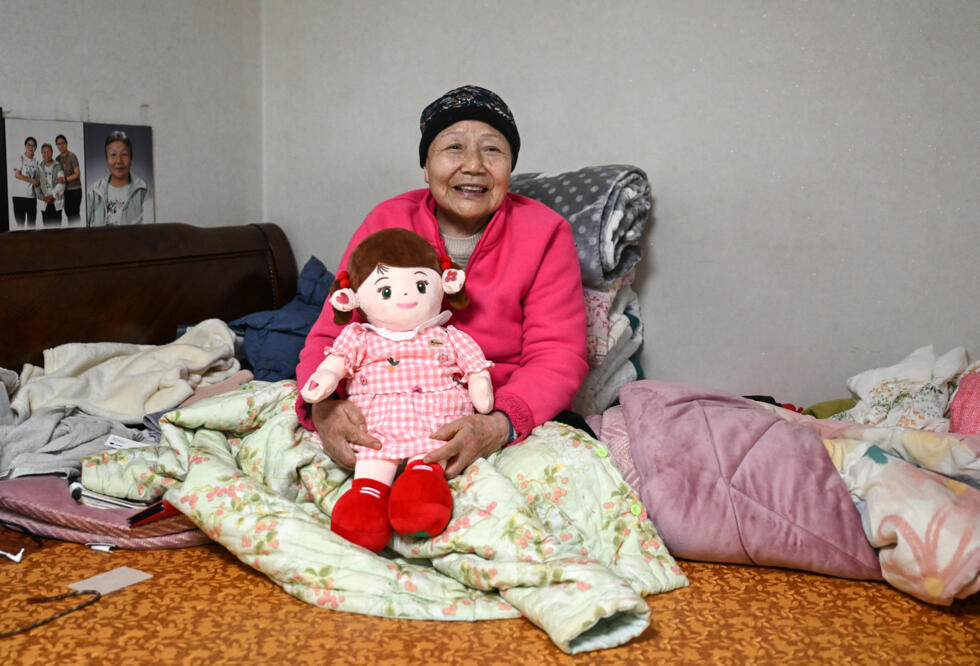 In ageing South Korea, AI dolls care for the elderly - Ảnh 2.