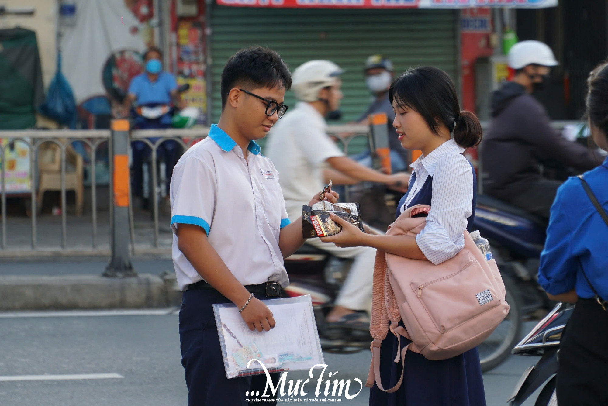 Kỳ thi tốt nghiệp THPT 2026: Hơn 1,2 triệu thí sinh thi môn văn sáng 11-6- Ảnh 14.
