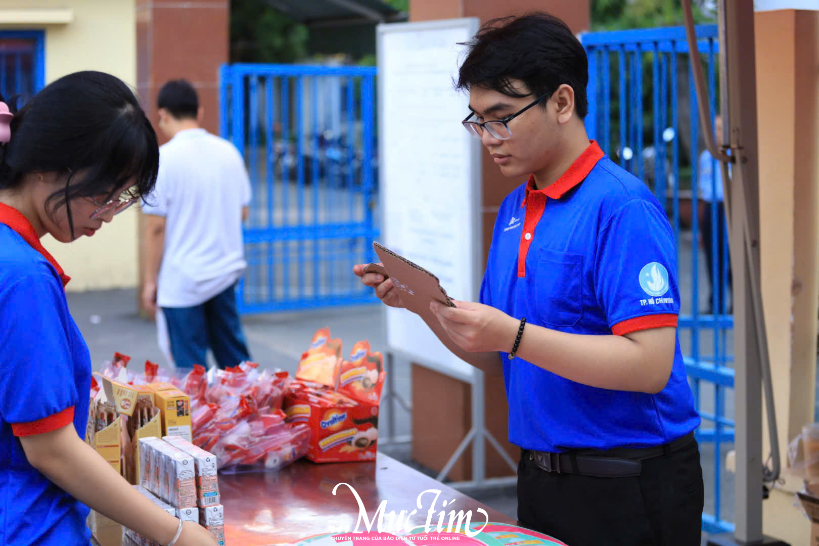 Câu chuyện đẹp về những chiến sĩ tình nguyện trẻ tuổi trong buổi thi đầu tiên của kỳ thi tốt nghiệp THPT năm 2026 - Ảnh 2.