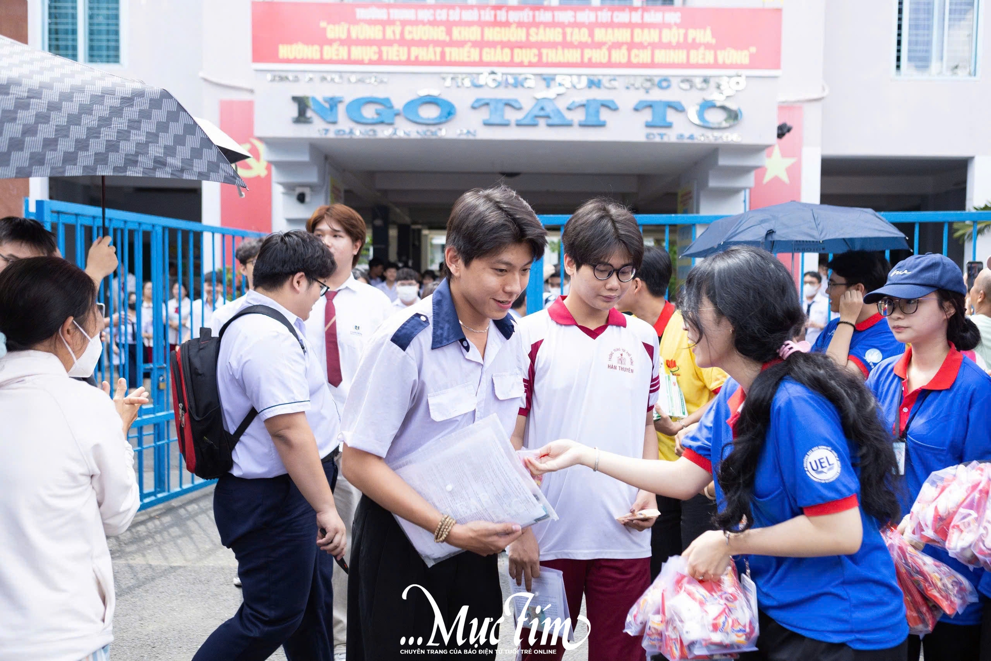 Câu chuyện đẹp về những chiến sĩ tình nguyện trẻ tuổi trong buổi thi đầu tiên của kỳ thi tốt nghiệp THPT năm 2026 - Ảnh 4.
