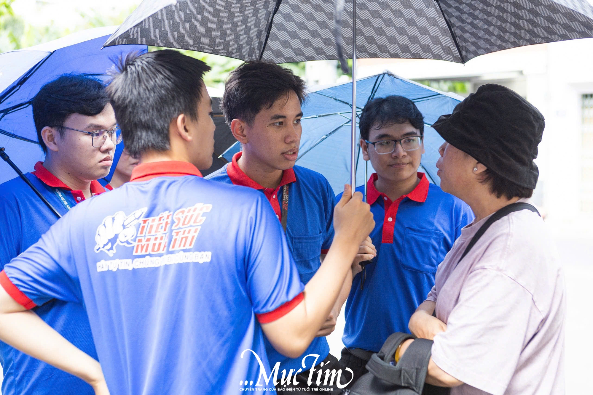 Câu chuyện đẹp về những chiến sĩ tình nguyện trẻ tuổi trong buổi thi đầu tiên của kỳ thi tốt nghiệp THPT năm 2026 - Ảnh 5.