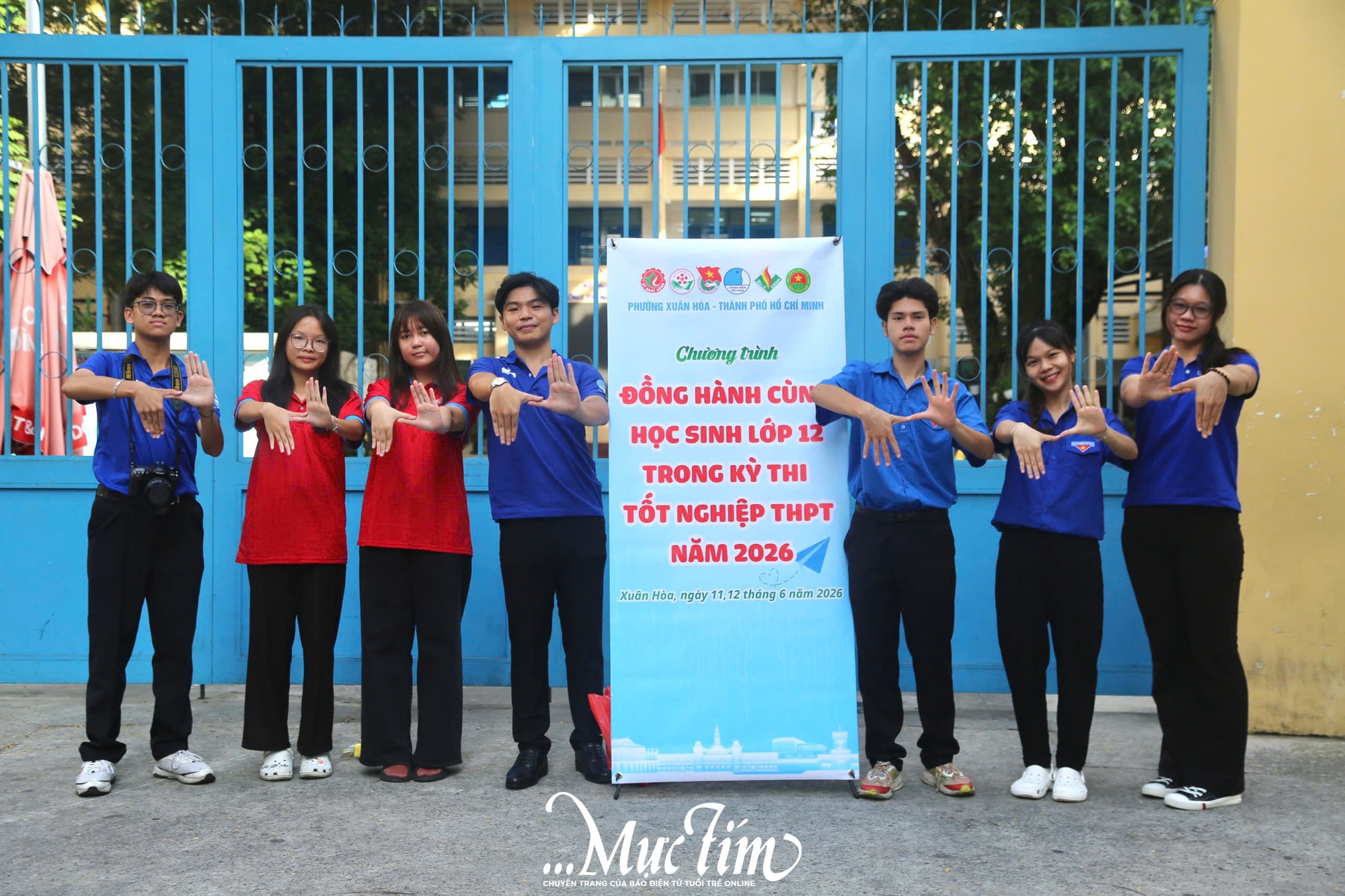 Câu chuyện đẹp về những chiến sĩ tình nguyện trẻ tuổi trong buổi thi đầu tiên của kỳ thi tốt nghiệp THPT năm 2026 - Ảnh 6.