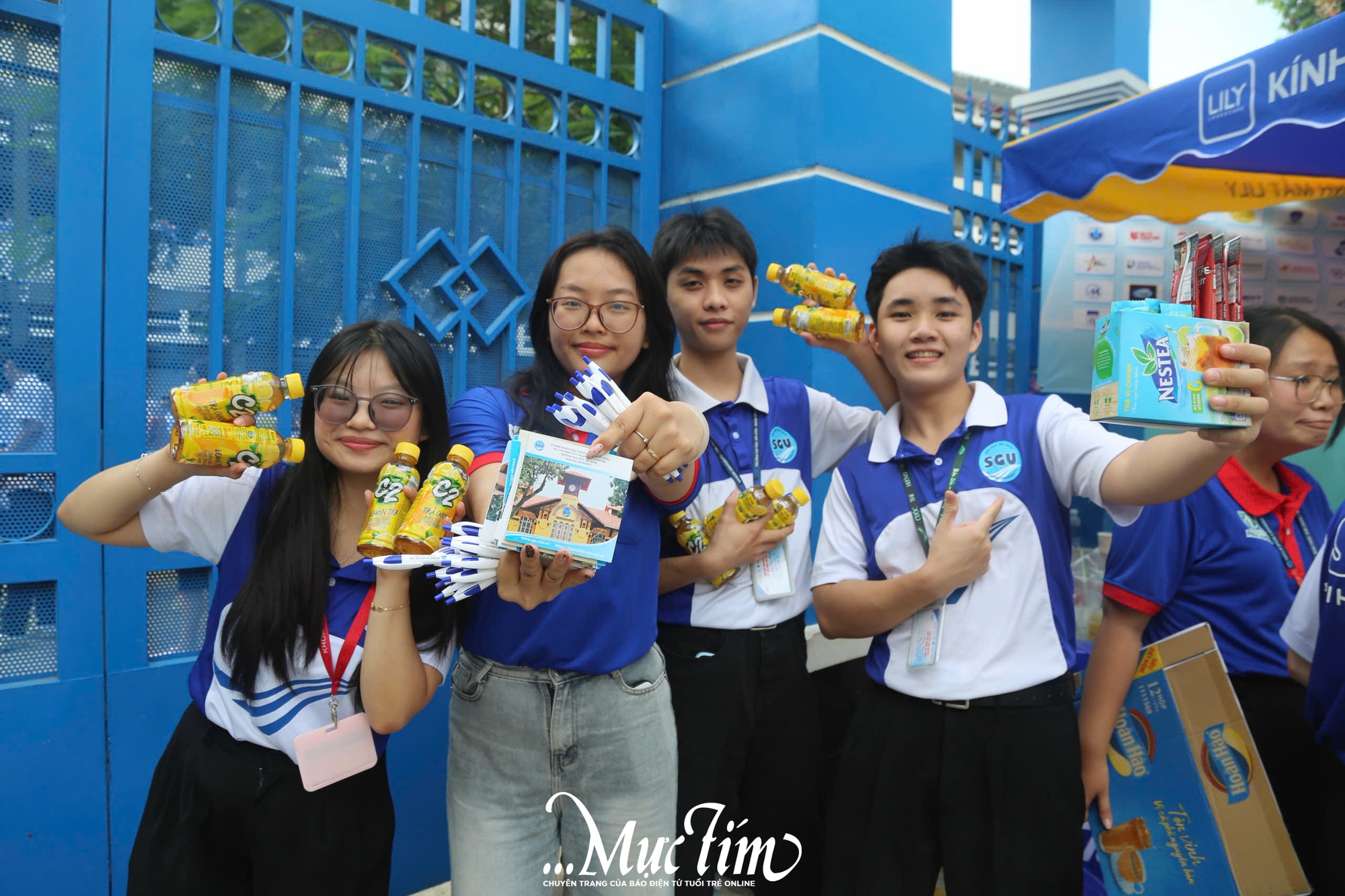 Câu chuyện đẹp về những chiến sĩ tình nguyện trẻ tuổi trong buổi thi đầu tiên của kỳ thi tốt nghiệp THPT năm 2026 - Ảnh 9.