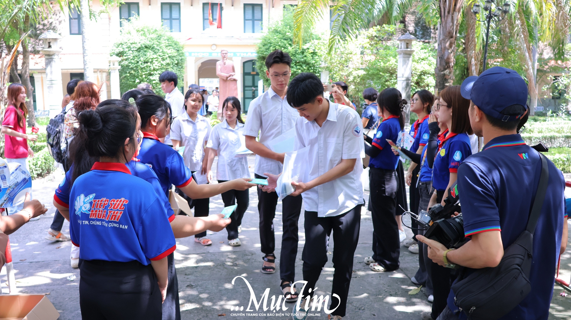 Câu chuyện đẹp về những chiến sĩ tình nguyện trẻ tuổi trong buổi thi đầu tiên của kỳ thi tốt nghiệp THPT năm 2026 - Ảnh 11.