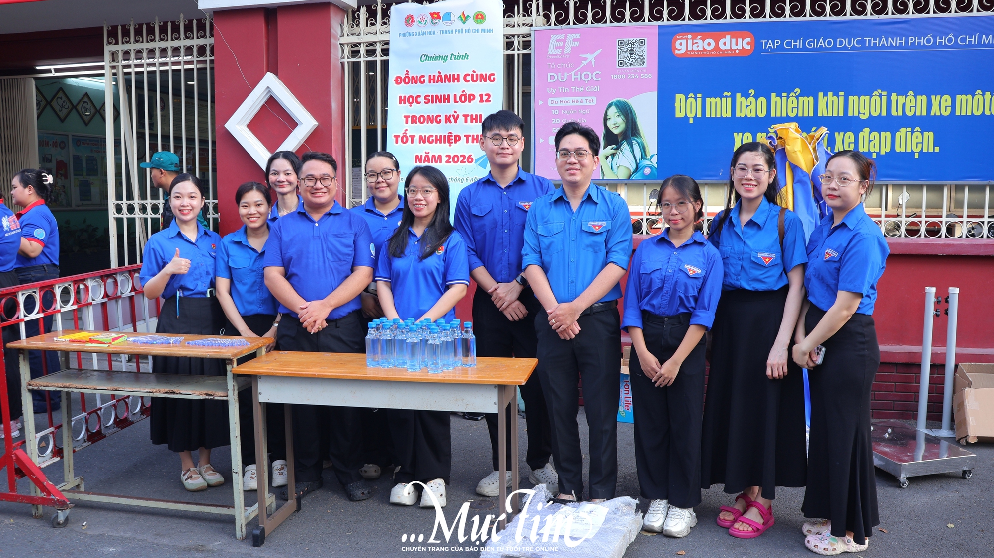 Câu chuyện đẹp về những chiến sĩ tình nguyện trẻ tuổi trong buổi thi đầu tiên của kỳ thi tốt nghiệp THPT năm 2026 - Ảnh 14.
