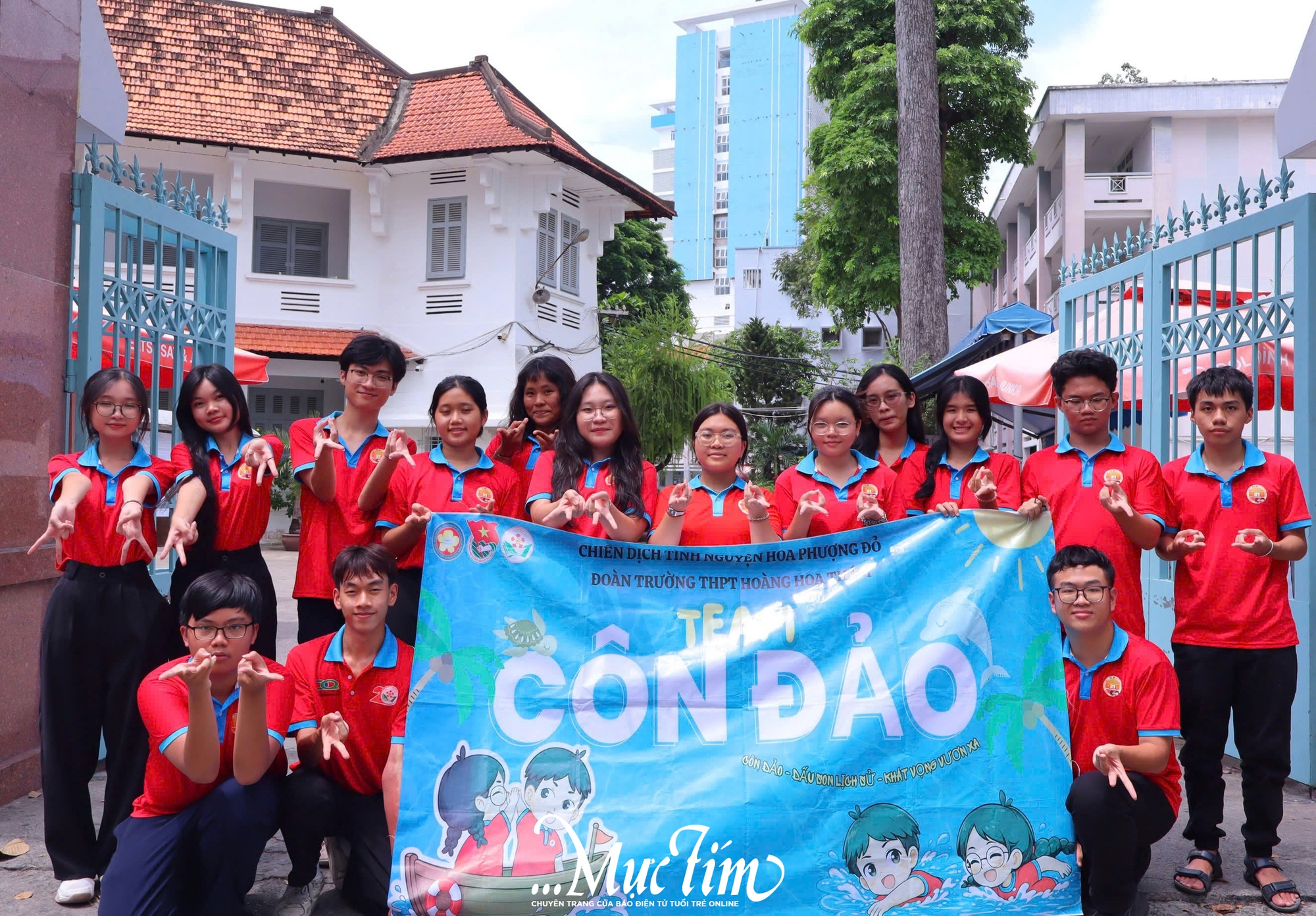Nắng mưa không ngăn bước những chiến sĩ tiếp sức mùa thi- Ảnh 2. Nắng mưa không ngăn bước những chiến sĩ tiếp sức mùa thi - Ảnh 2.