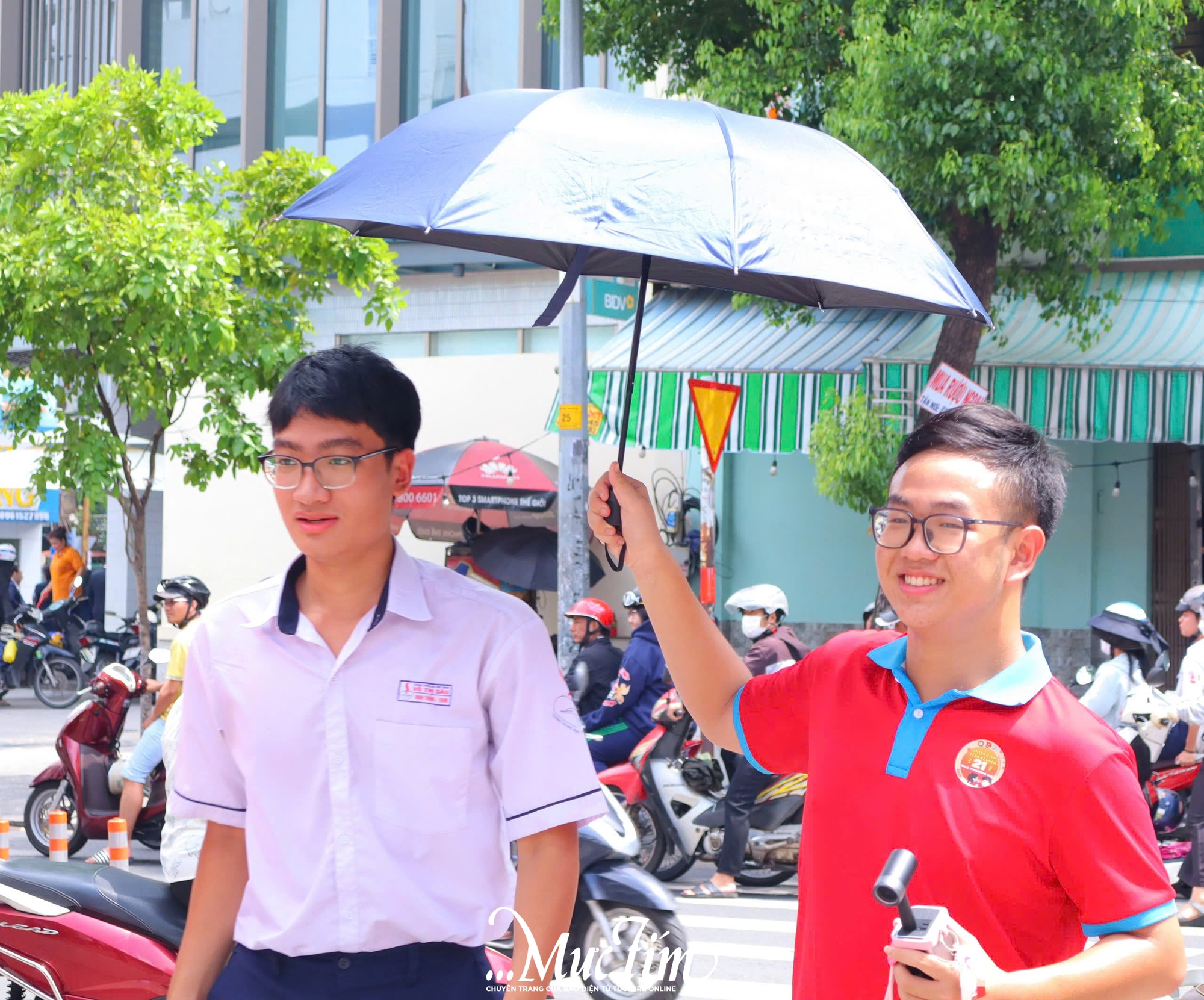 Nắng mưa không ngăn bước những chiến sĩ tiếp sức mùa thi- Ảnh 3. Nắng mưa không ngăn bước những chiến sĩ tiếp sức mùa thi - Ảnh 3.