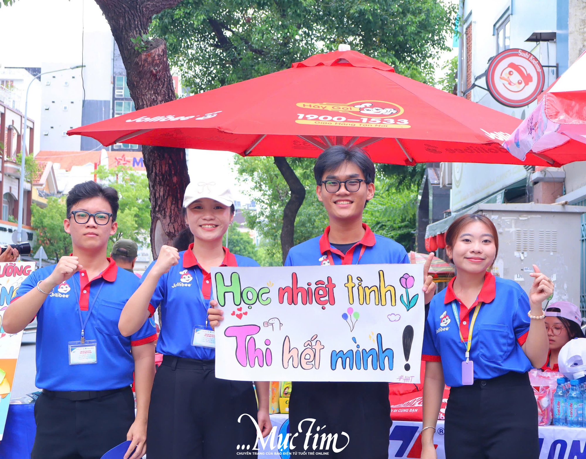 Nắng mưa không ngăn bước những chiến sĩ tiếp sức mùa thi- Ảnh 4. Nắng mưa không ngăn bước những chiến sĩ tiếp sức mùa thi - Ảnh 4.