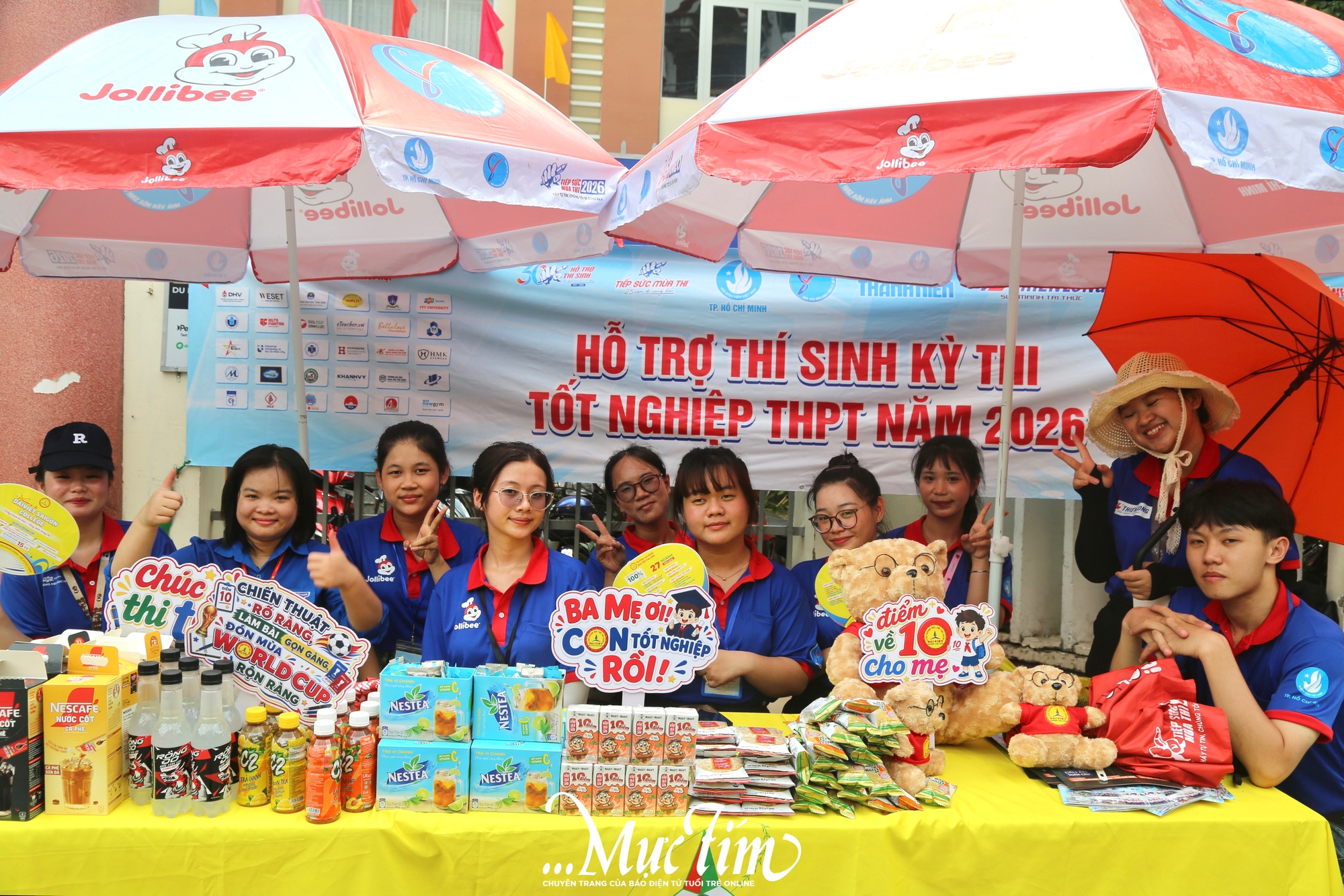 Nắng mưa không ngăn bước những chiến sĩ tiếp sức mùa thi- Ảnh 8. Nắng mưa không ngăn bước những chiến sĩ tiếp sức mùa thi - Ảnh 9.