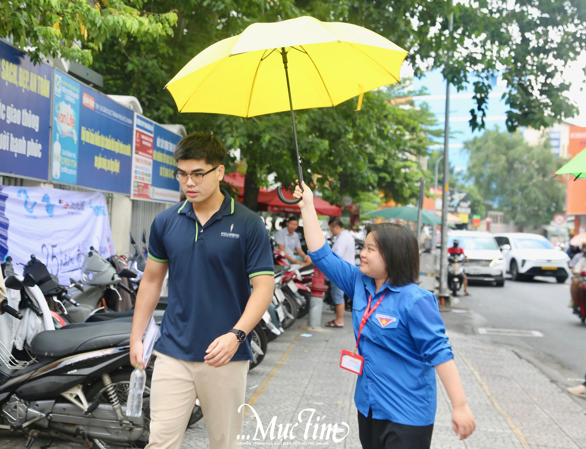 Nắng mưa không ngăn bước những chiến sĩ tiếp sức mùa thi- Ảnh 9. Nắng mưa không ngăn bước những chiến sĩ tiếp sức mùa thi - Ảnh 10.
