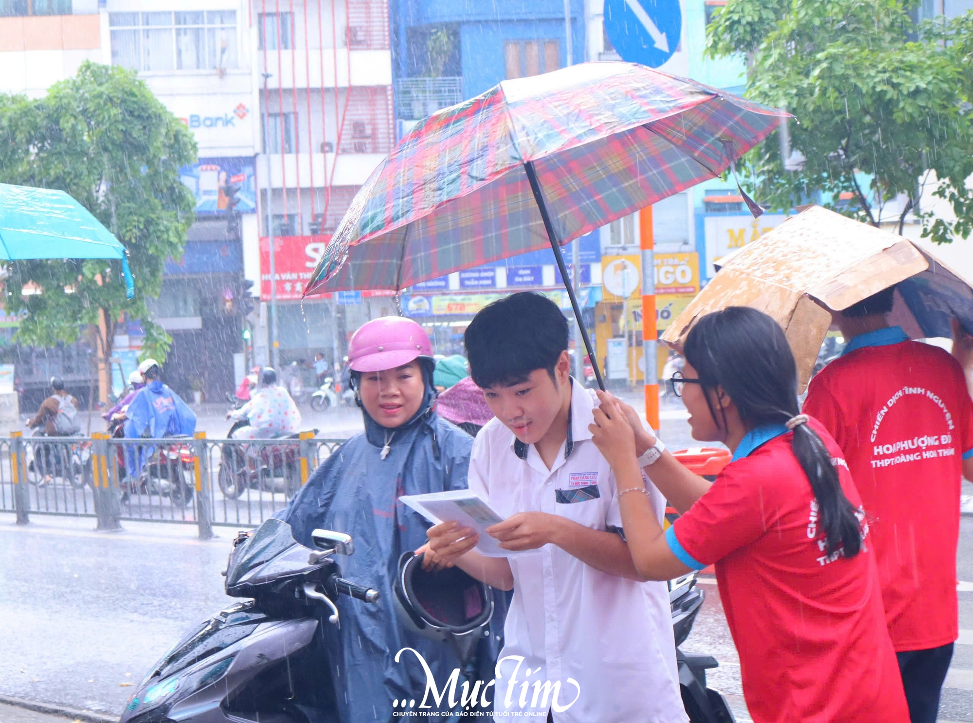 Nắng mưa không ngăn bước những chiến sĩ tiếp sức mùa thi - Ảnh 1.