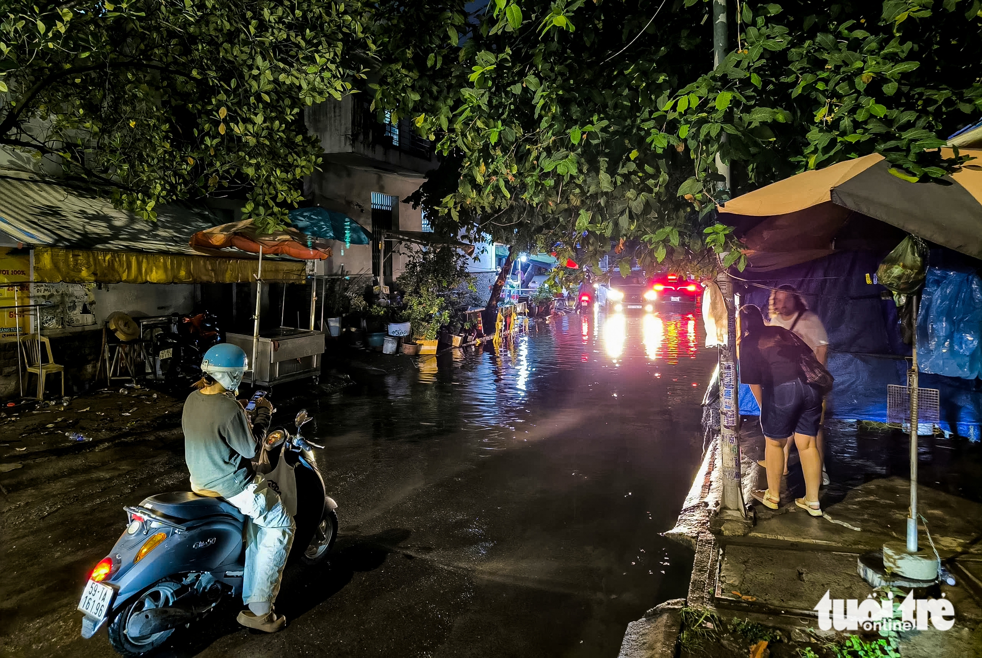 Đường Đặng Thùy Trâm ngập tứ phía, hố hào công trình thành 'bẫy' sau mưa - Ảnh 2.