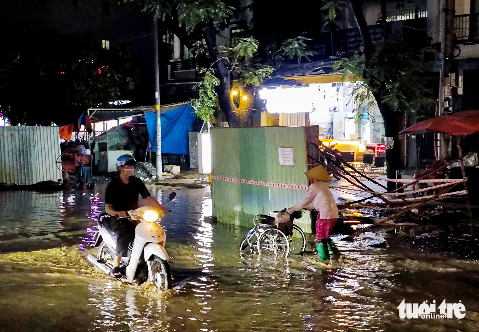Đường Đặng Thùy Trâm ngập tứ phía, hố hào công trình thành 'bẫy' sau mưa - Ảnh 3.