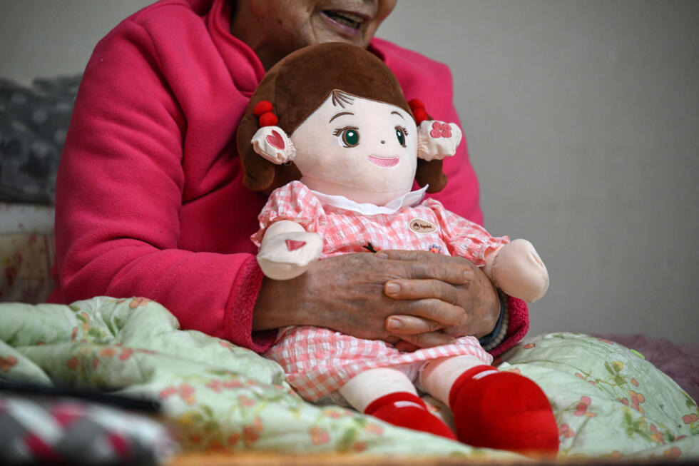 In ageing South Korea, AI dolls care for the elderly - Ảnh 5.