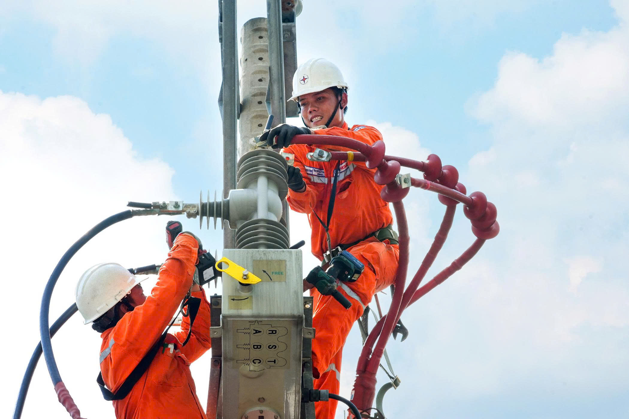 EVN lãi sau thuế 6 tháng đầu năm 8.631 tỉ, gửi ngân hàng 121.835 tỉ đồng tiền gửi có kỳ hạn - Ảnh 1.