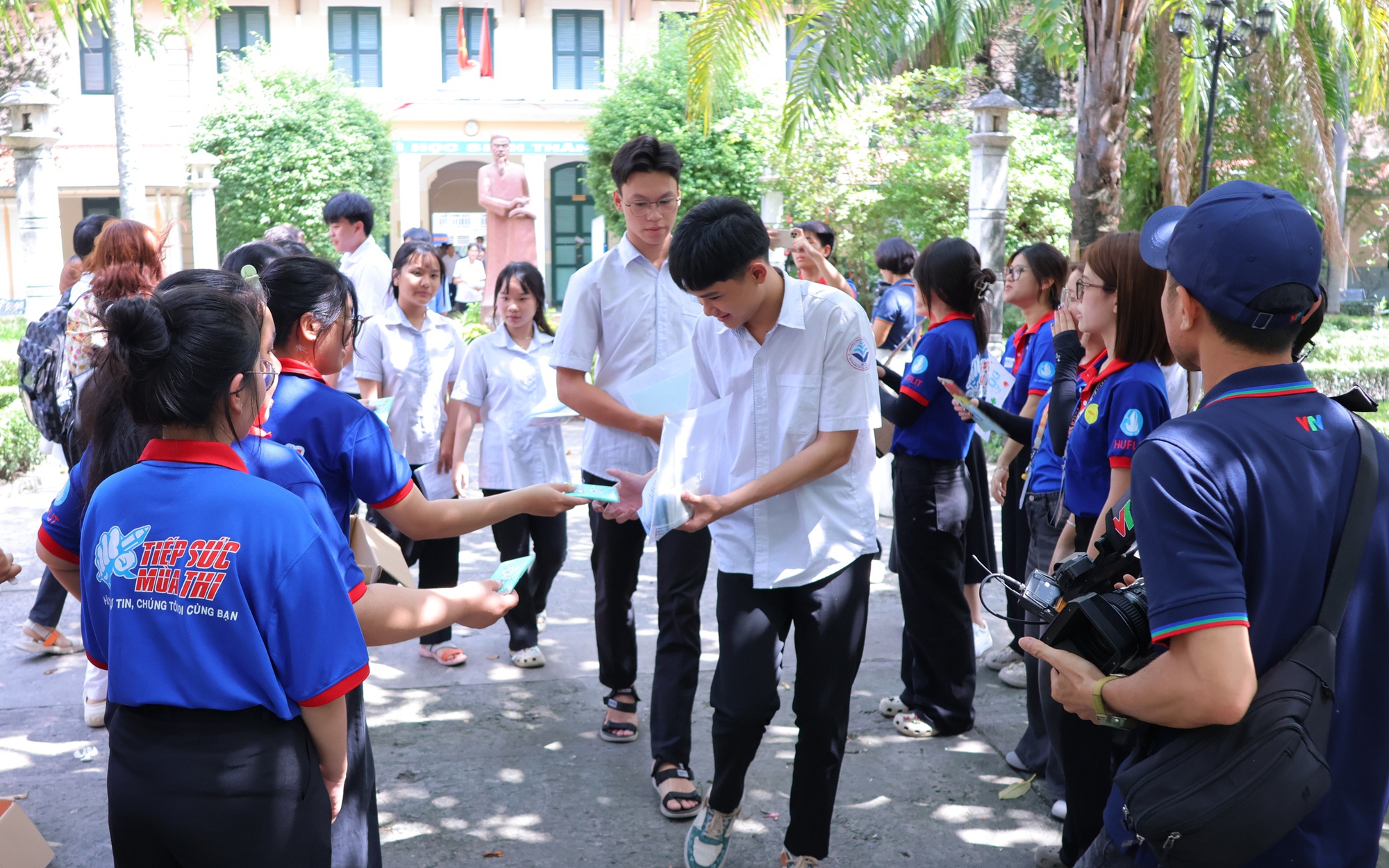 Gặp khó khăn khi đi lại, một sĩ tử được các tình nguyện viên nâng xe lăn lên cầu thang- Ảnh 6.