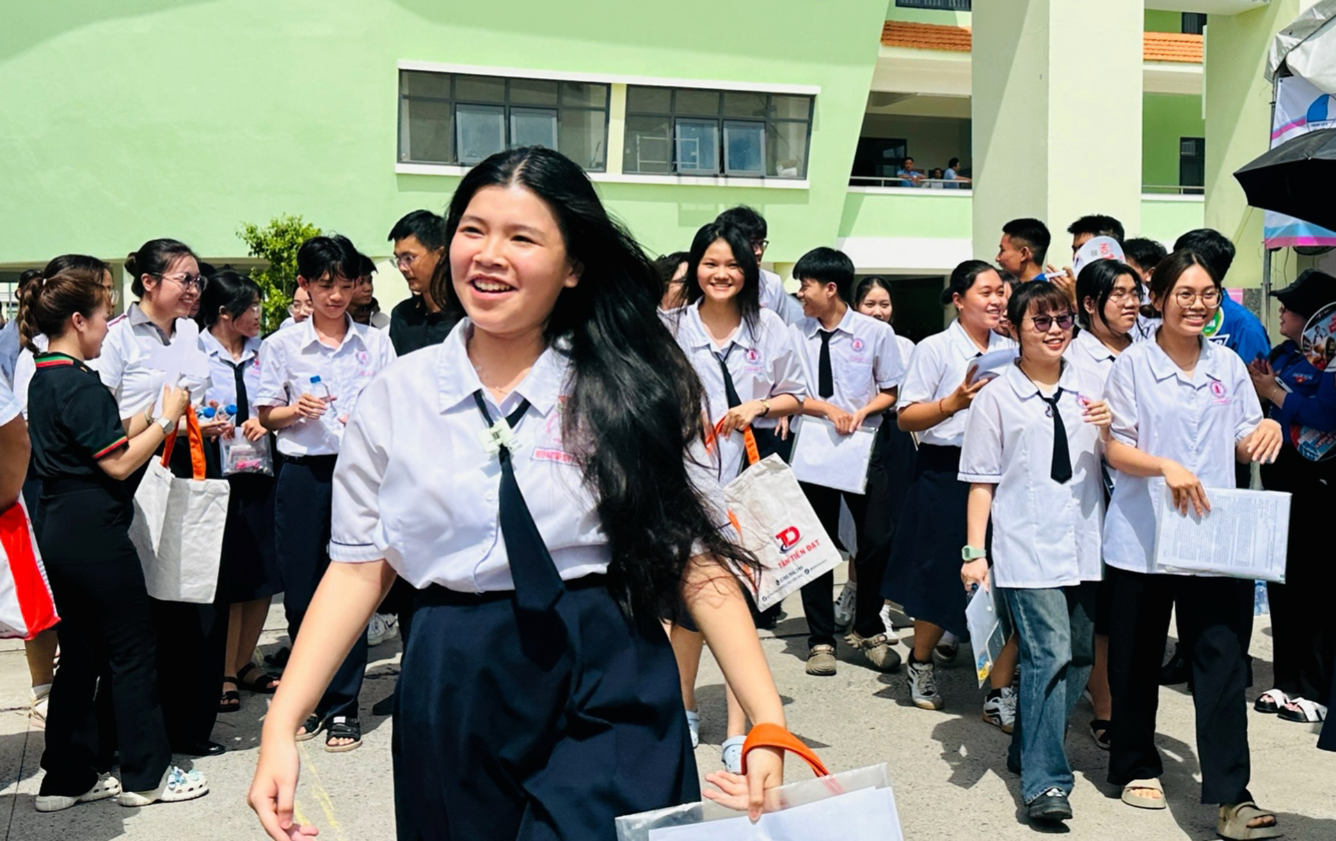 CHÙM ẢNH THÍ SINH - Ảnh 5. Sĩ tử 2K8 rạng rỡ tạm biệt mùa thi 2026 - Ảnh 7.