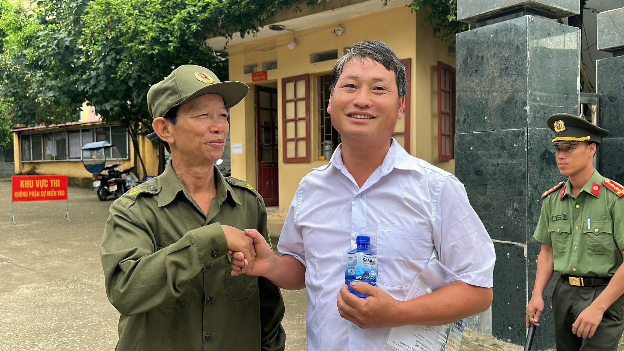Bí thư thôn 36 tuổi đi thi tốt nghiệp THPT sau 12 năm dang dở Bí thư thôn 36 tuổi đi thi tốt nghiệp THPT sau 12 năm dang dở - Ảnh 1.