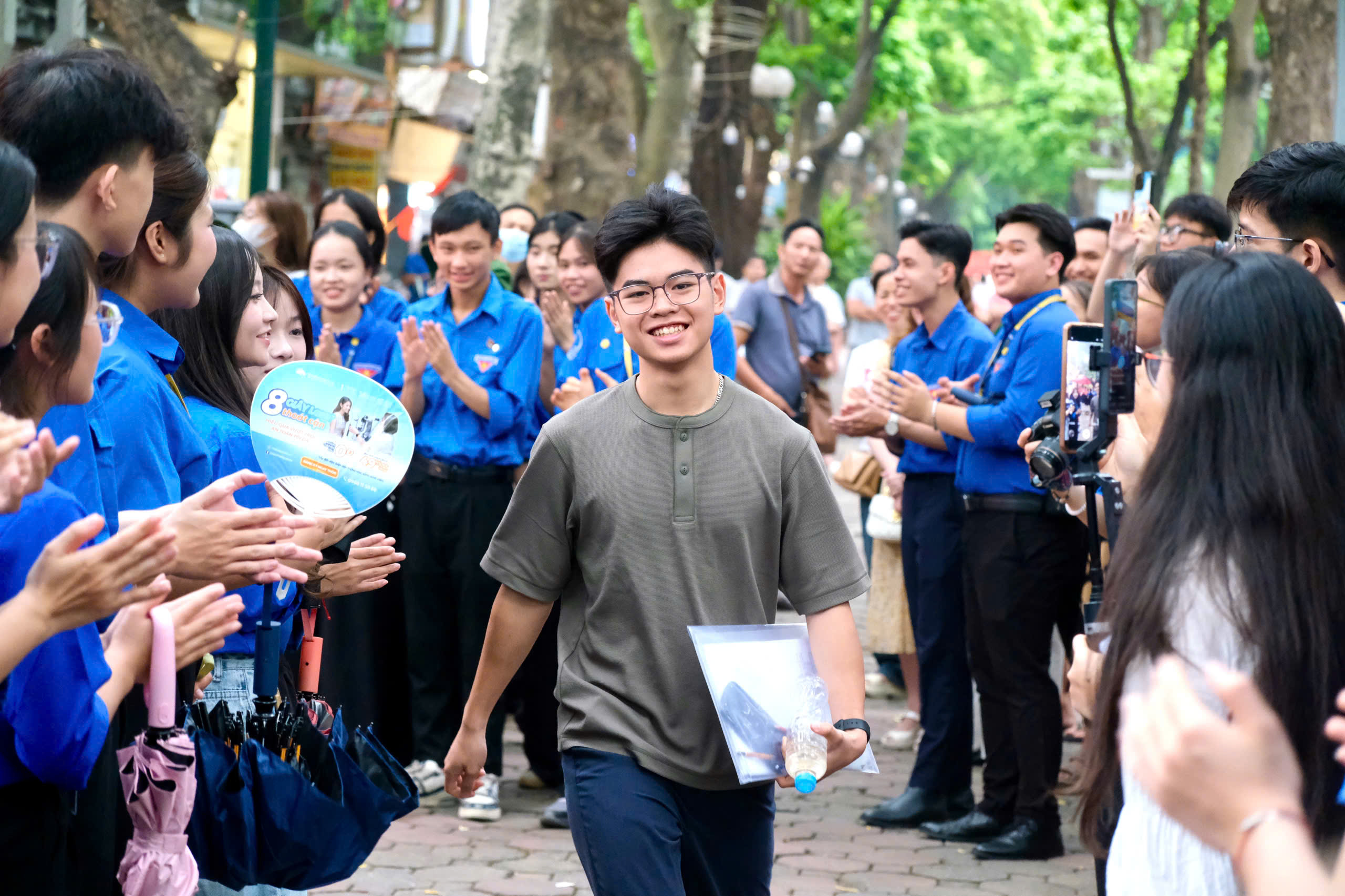 CHÙM ẢNH THÍ SINH - Ảnh 13. Sĩ tử 2K8 rạng rỡ tạm biệt mùa thi 2026 - Ảnh 11.