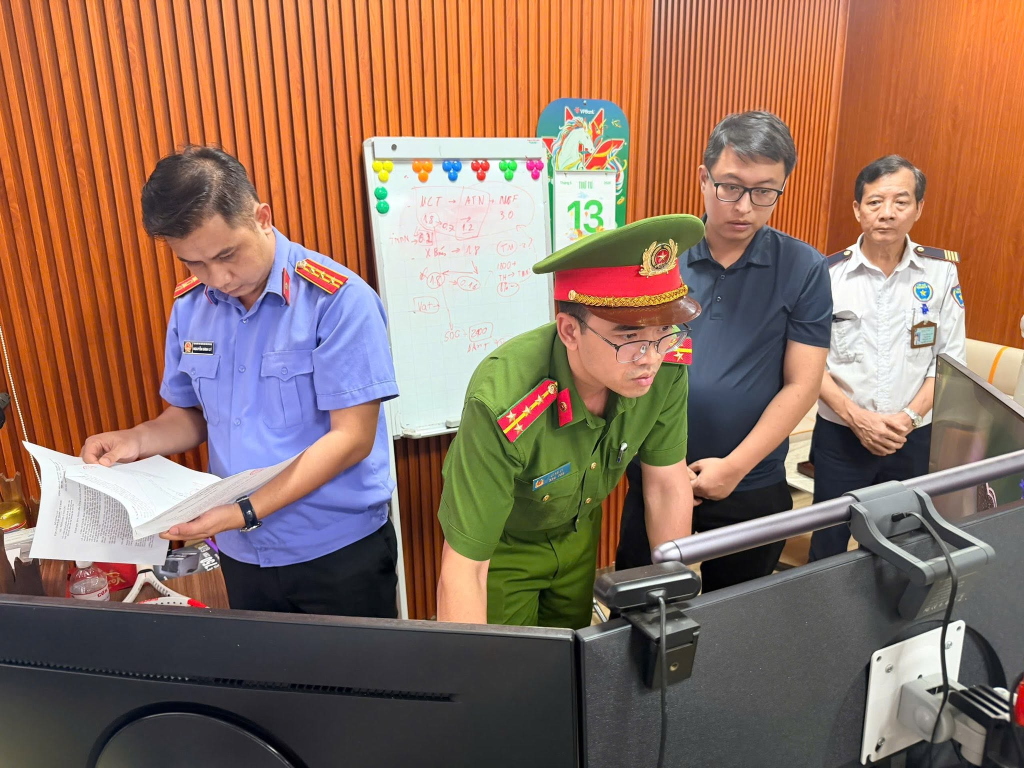 Khởi tố vụ án đầu tiên trên cả nước liên quan dùng Windows và Microsoft Office lậu - Ảnh 1.