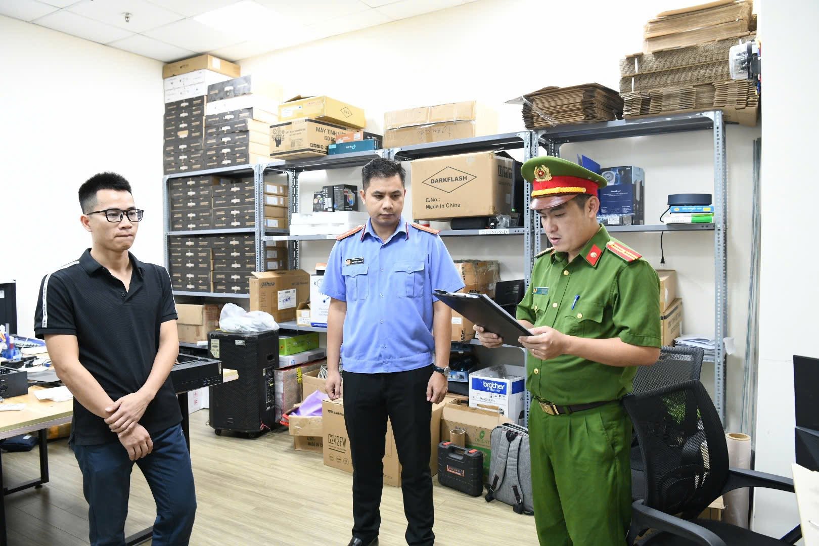 Hình ảnh công an khám xét khẩn cấp các công ty có dấu hiệu dùng Windows và Microsoft Office lậu - Ảnh 4.
