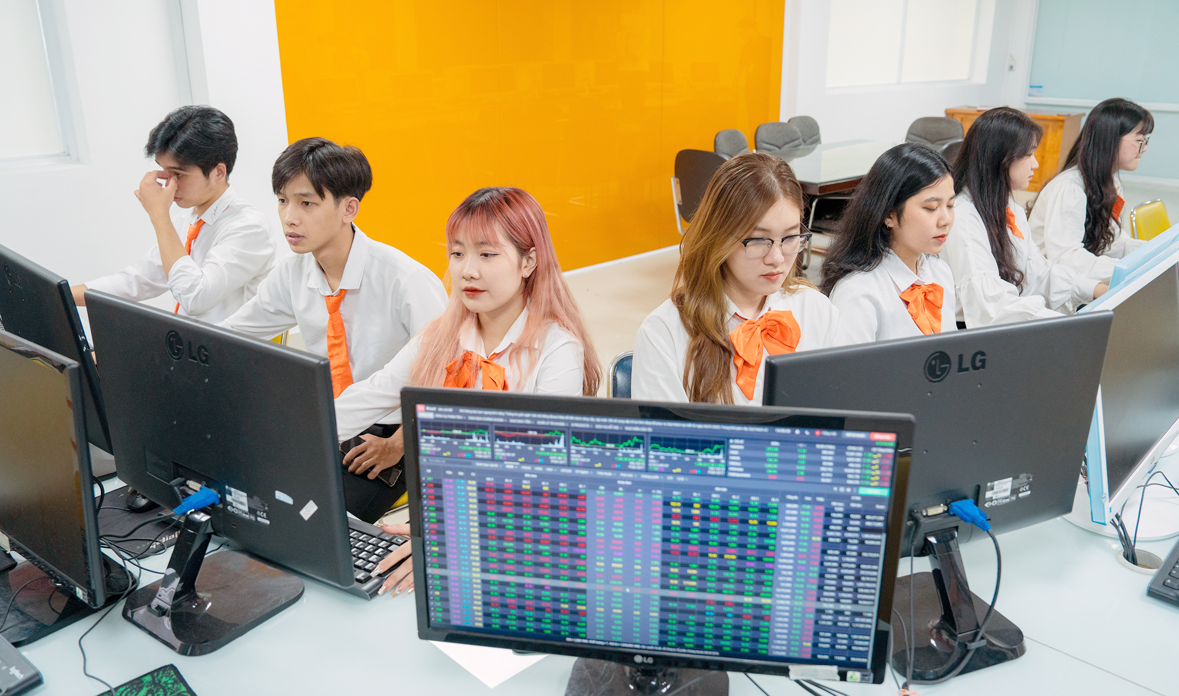 Sở Nội vụ TP.HCM nêu giải pháp kết nối thị trường lao động trên nền tảng số - Ảnh 1.