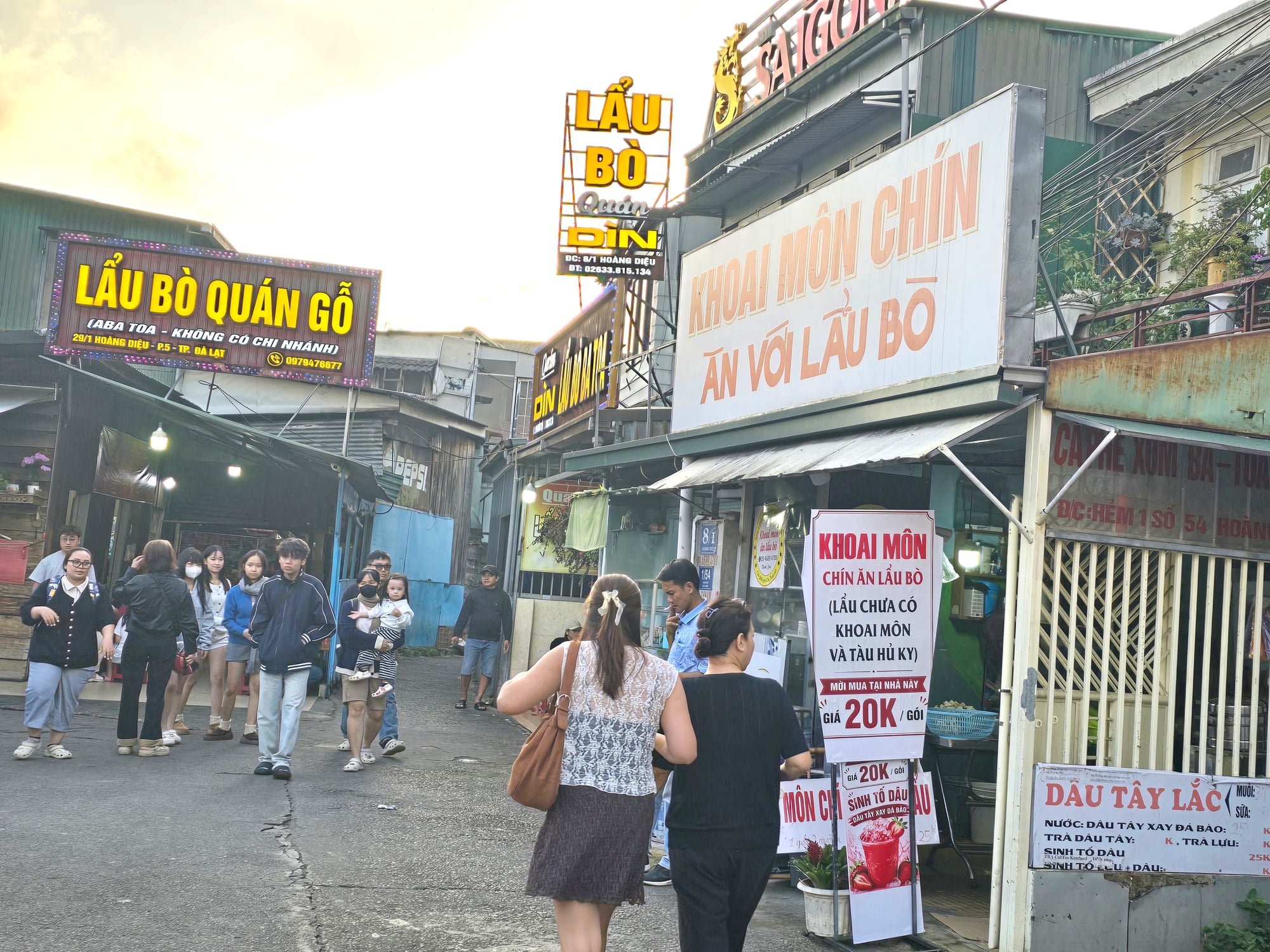 This 300m stretch in Da Lat is home to over 20 Ba Toa beef hotpot restaurants - Ảnh 4. This 300m stretch in Da Lat is home to over 20 Ba Toa beef hotpot restaurants - Ảnh 4.
