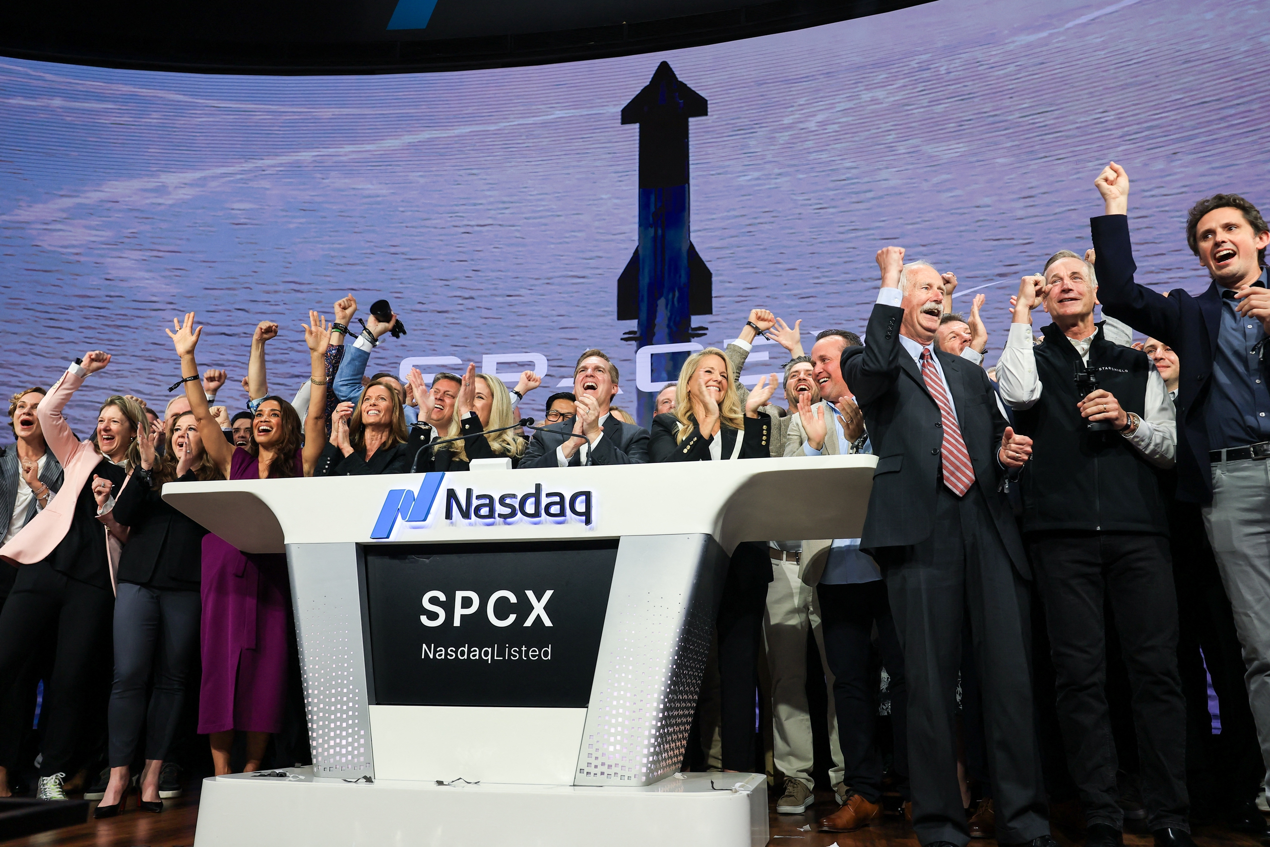SpaceX chính thức 'cất cánh' lên sàn chứng khoán, thương vụ IPO lớn nhất lịch sử - Ảnh 1.