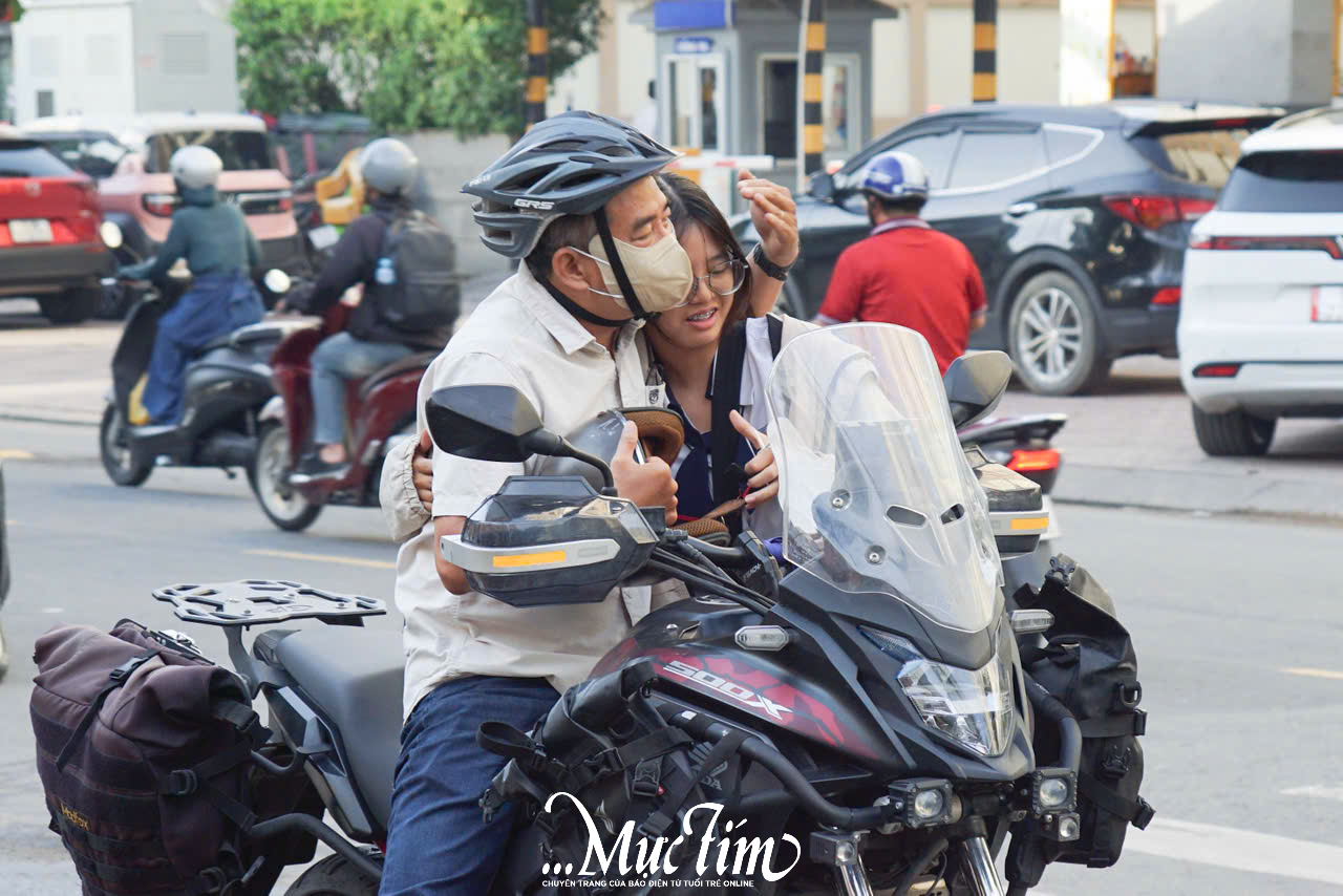 Chùm ảnh: Những khoảnh khắc đẹp mùa thi tốt nghiệp THPT 2026- Ảnh 7.