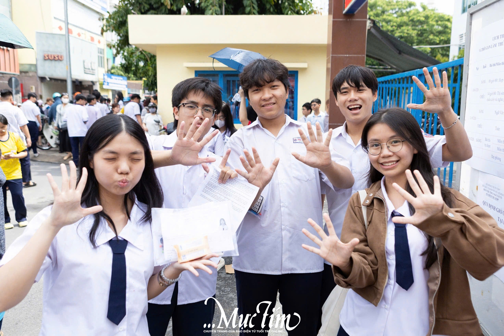 Chùm ảnh: Những khoảnh khắc đẹp mùa thi tốt nghiệp THPT 2026- Ảnh 17.