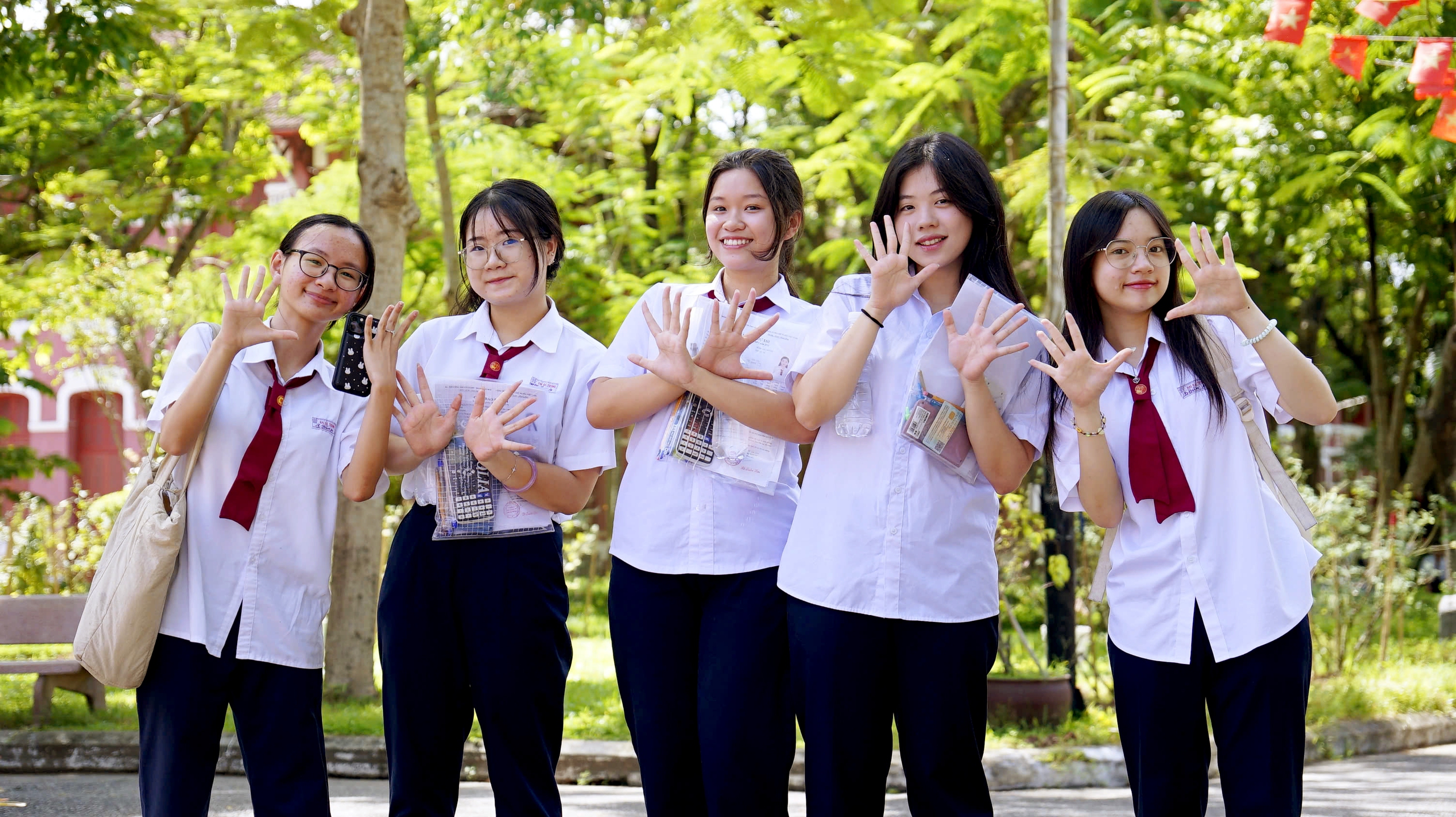 Sĩ tử 2k8 rạng rỡ tạm biệt mùa thi 2026 - Ảnh 1. Sĩ tử 2K8 rạng rỡ tạm biệt mùa thi 2026 - Ảnh 1.