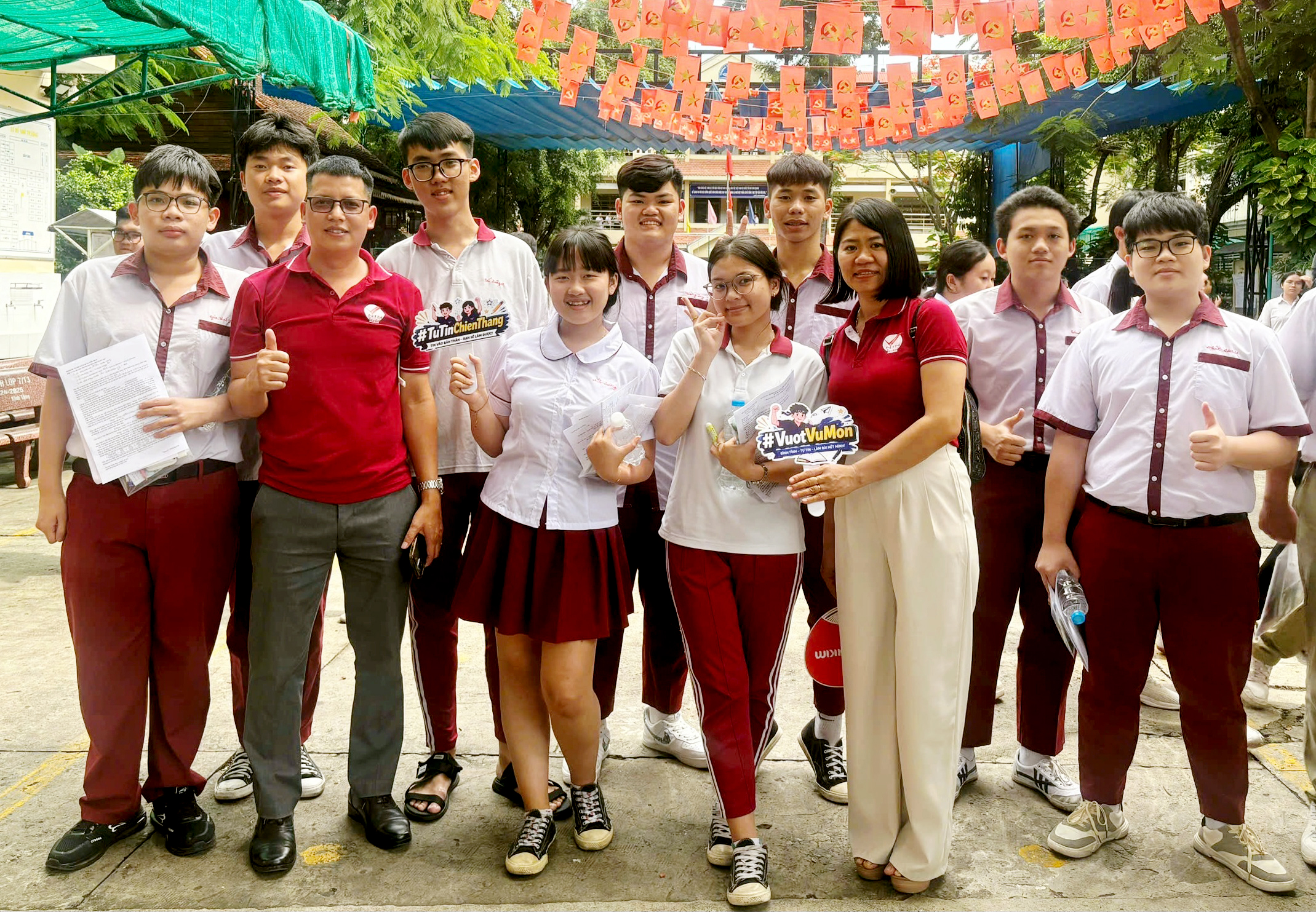 Sĩ tử 2k8 rạng rỡ tạm biệt mùa thi 2026 - Ảnh 14. Sĩ tử 2K8 rạng rỡ tạm biệt mùa thi 2026 - Ảnh 14.